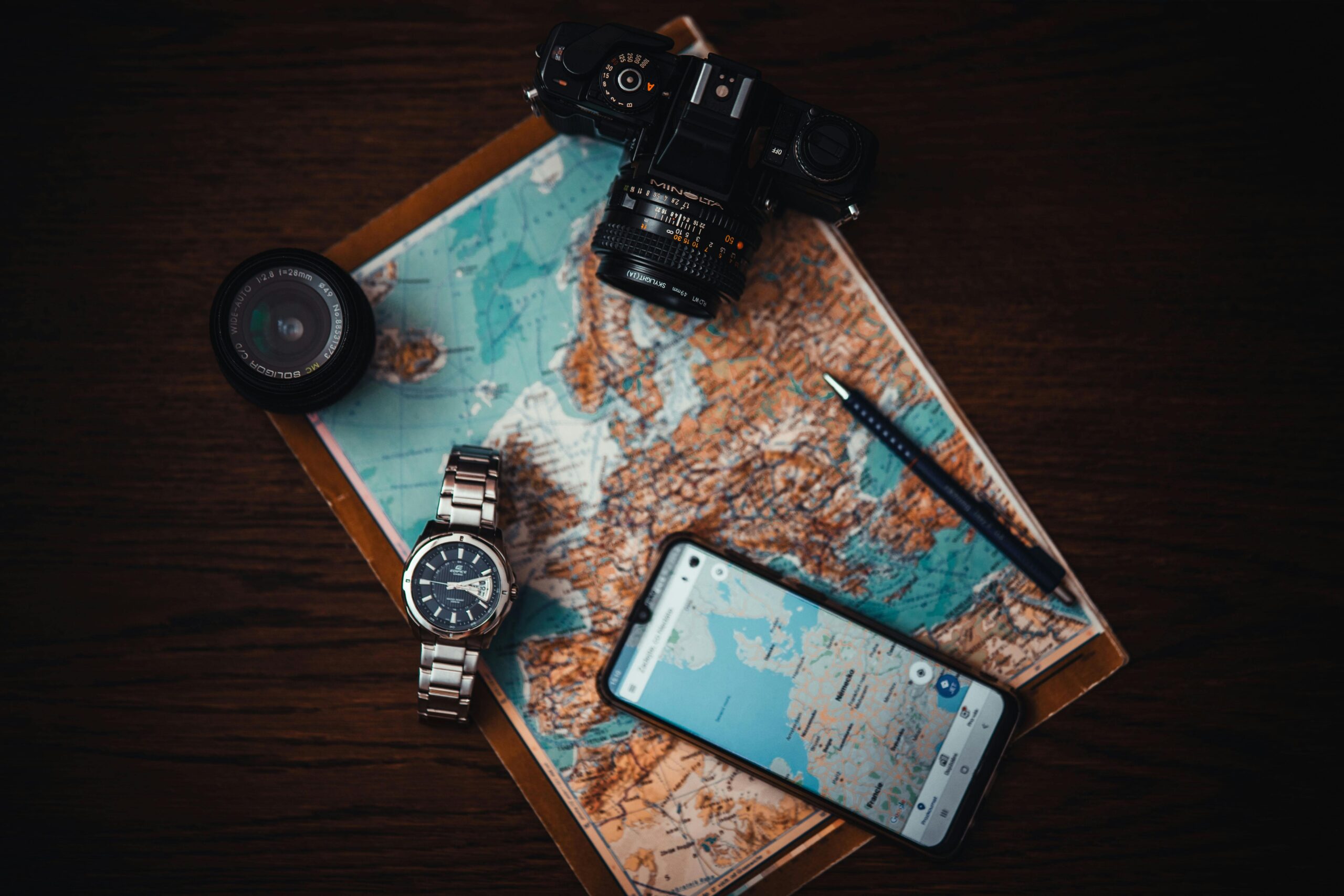 https://www.pexels.com/it-it/foto/smartphone-accanto-a-orologio-e-fotocamera-3243090/