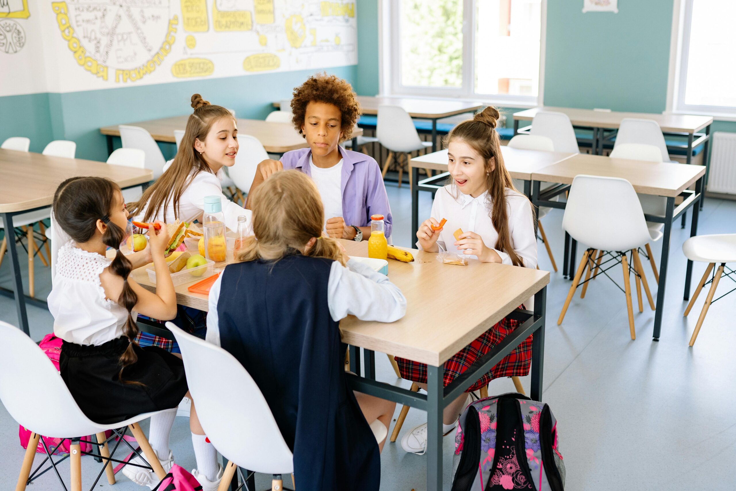 https://www.pexels.com/it-it/foto/mangiando-pasto-scuola-bambini-8617514/