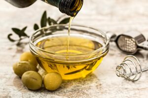 Olio d'oliva, in Italia cala la produzione. L'indagine dell'Area Studi Mediobanca