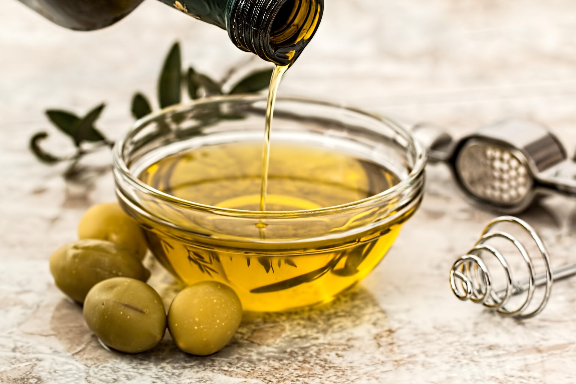 Olio d'oliva, in Italia cala la produzione. L'indagine dell'Area Studi Mediobanca