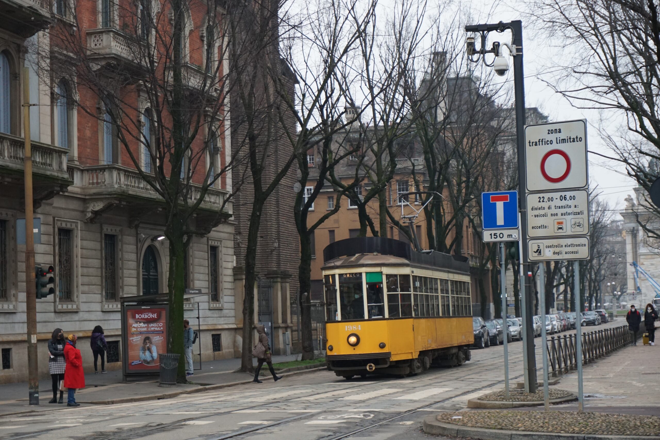 https://pixabay.com/it/photos/tram-trasporto-pubblico-treno-citt%c3%a0-6077725/