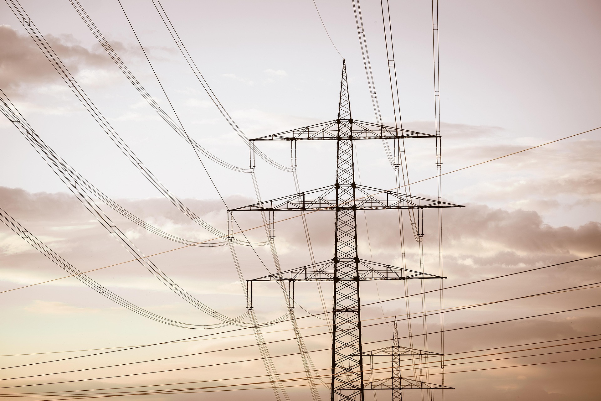 https://pixabay.com/it/photos/fili-corrente-elettrica-elettricit%c3%a0-7997980/