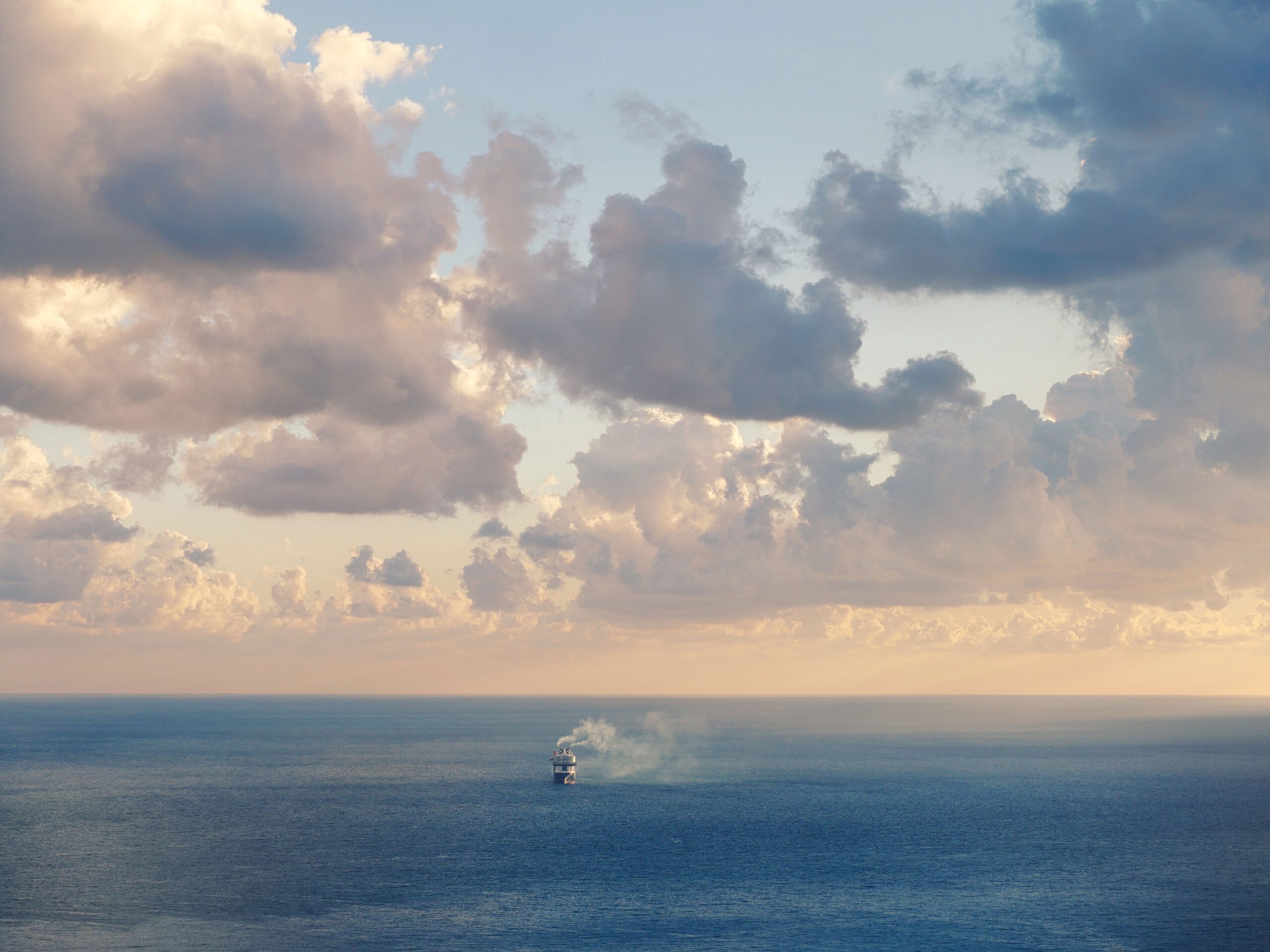 https://pixabay.com/it/photos/mare-traghetto-nave-fumo-nuvole-7498910/