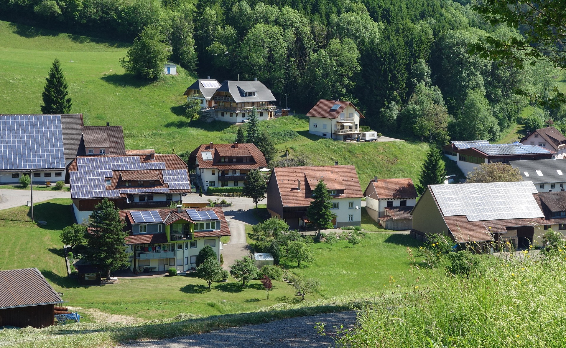 https://pixabay.com/it/photos/villaggio-paesaggio-fotovoltaico-6105539/