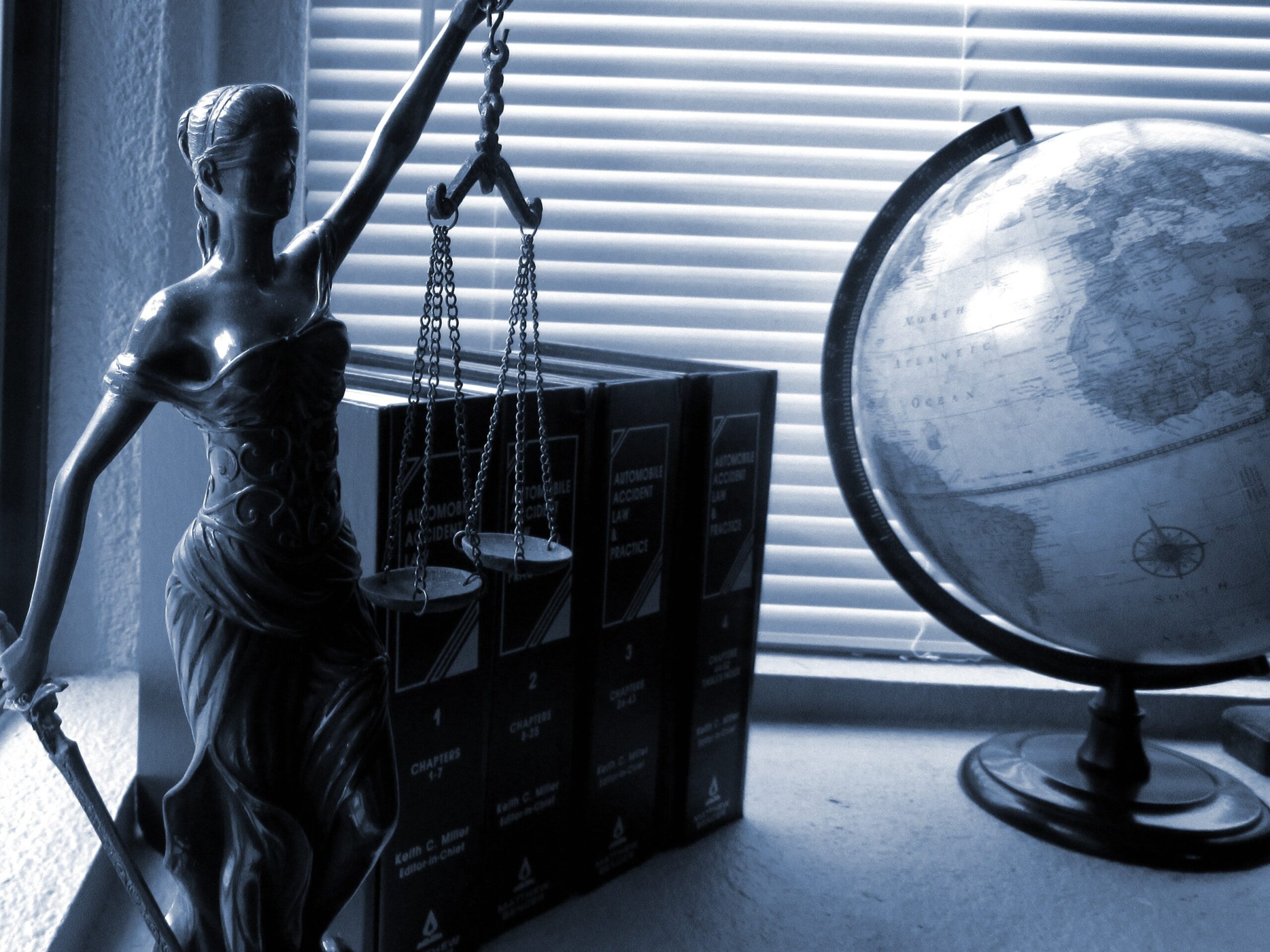 https://pixabay.com/it/photos/signora-giustizia-legale-legge-2388500/