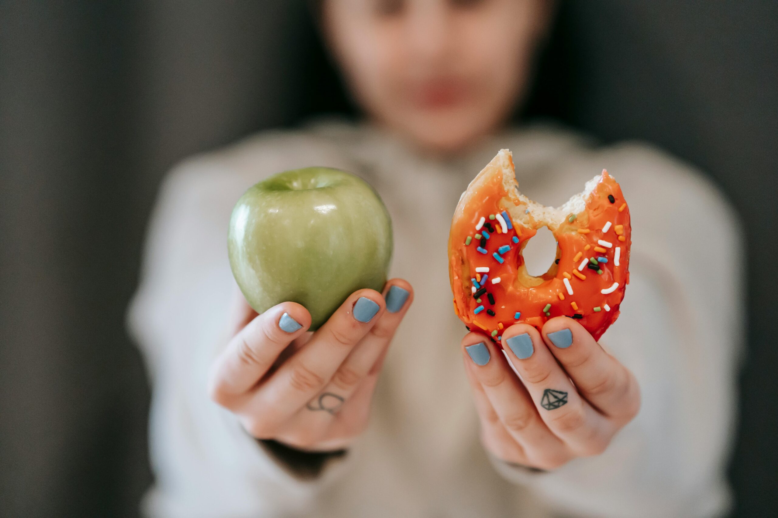 https://www.pexels.com/it-it/foto/salutare-donna-apple-mela-6551415/