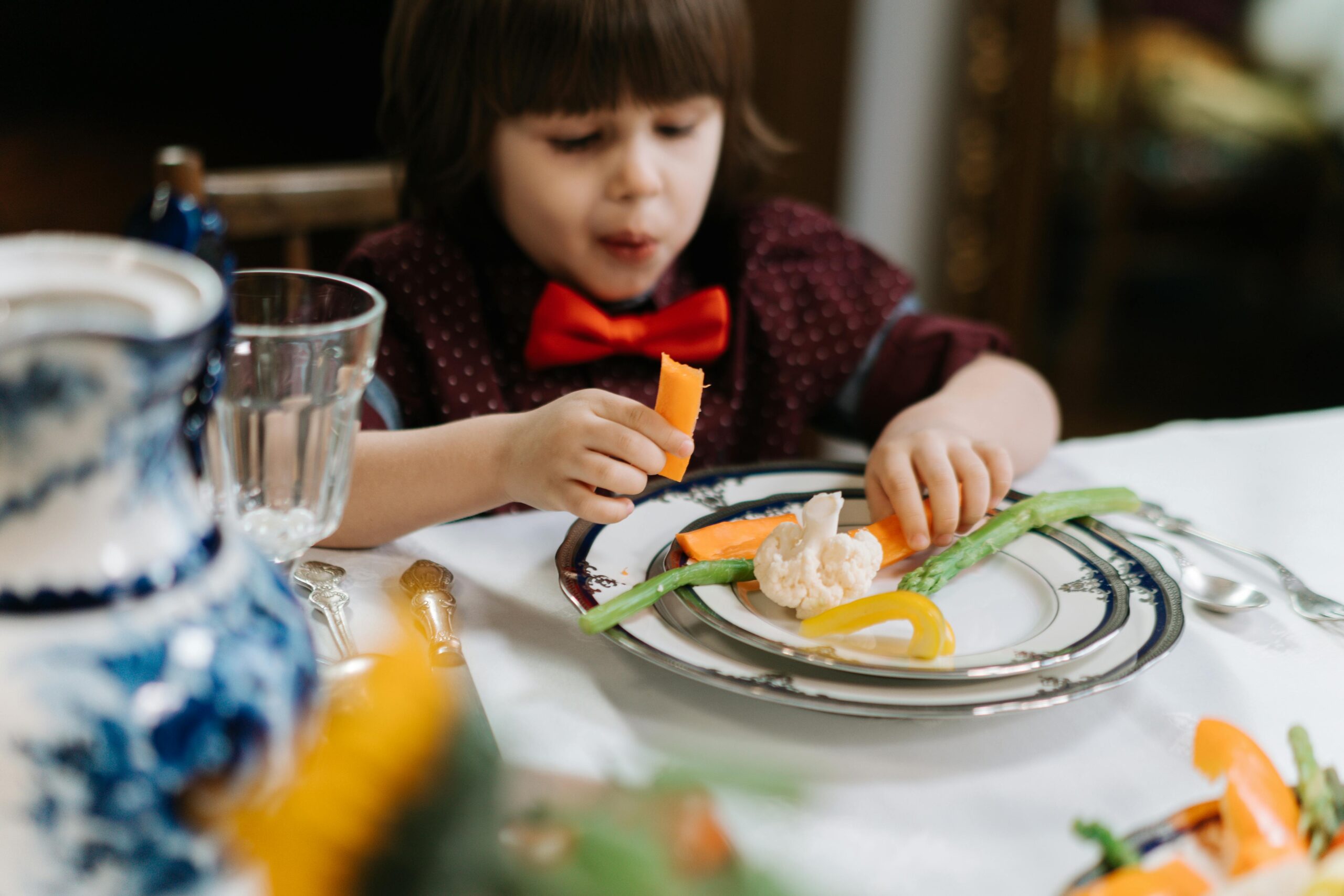 https://www.pexels.com/it-it/foto/cibo-piastre-verdure-nodo-di-cravatta-6969712/