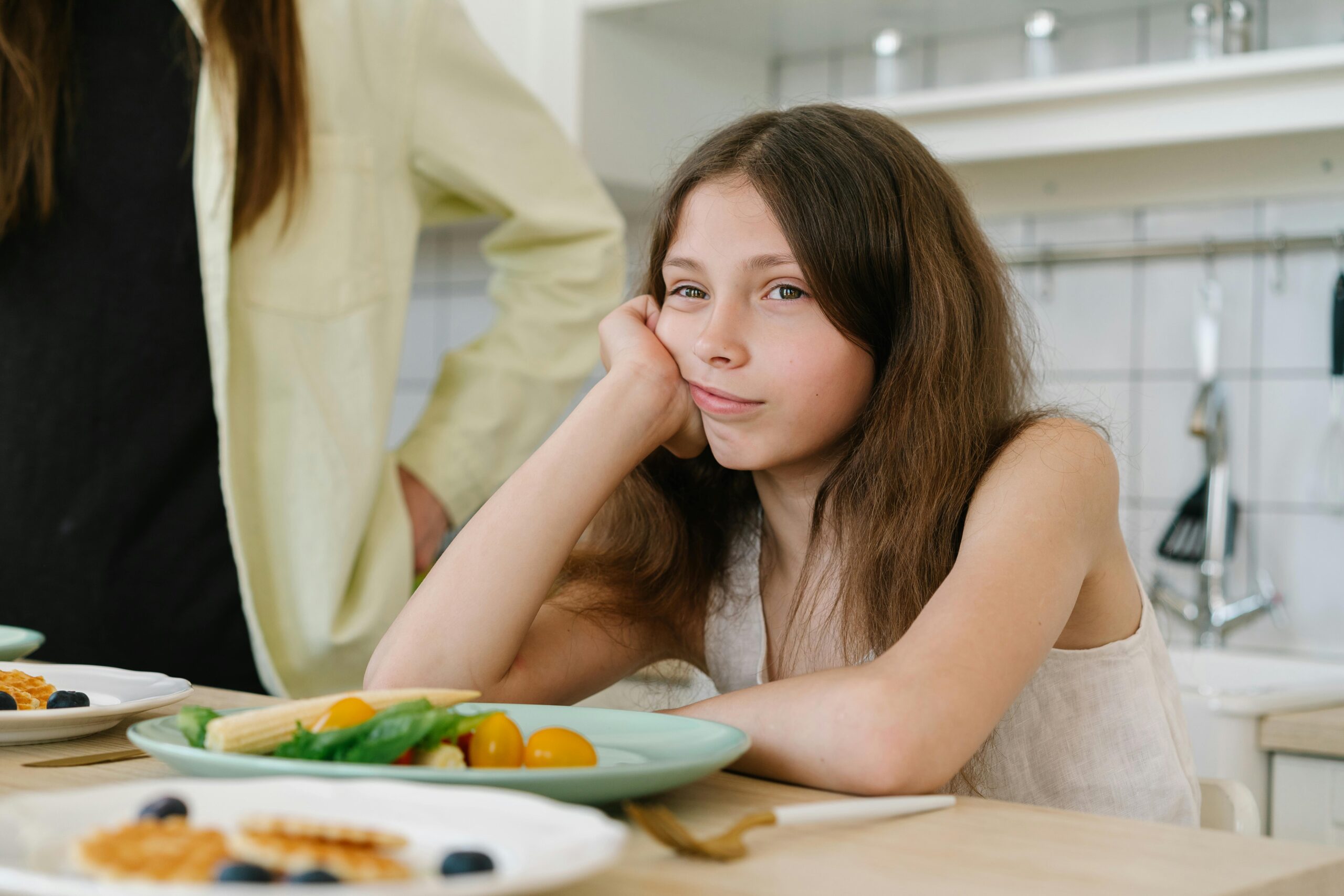 https://www.pexels.com/it-it/foto/cibo-piastre-insalata-ragazza-8119984/