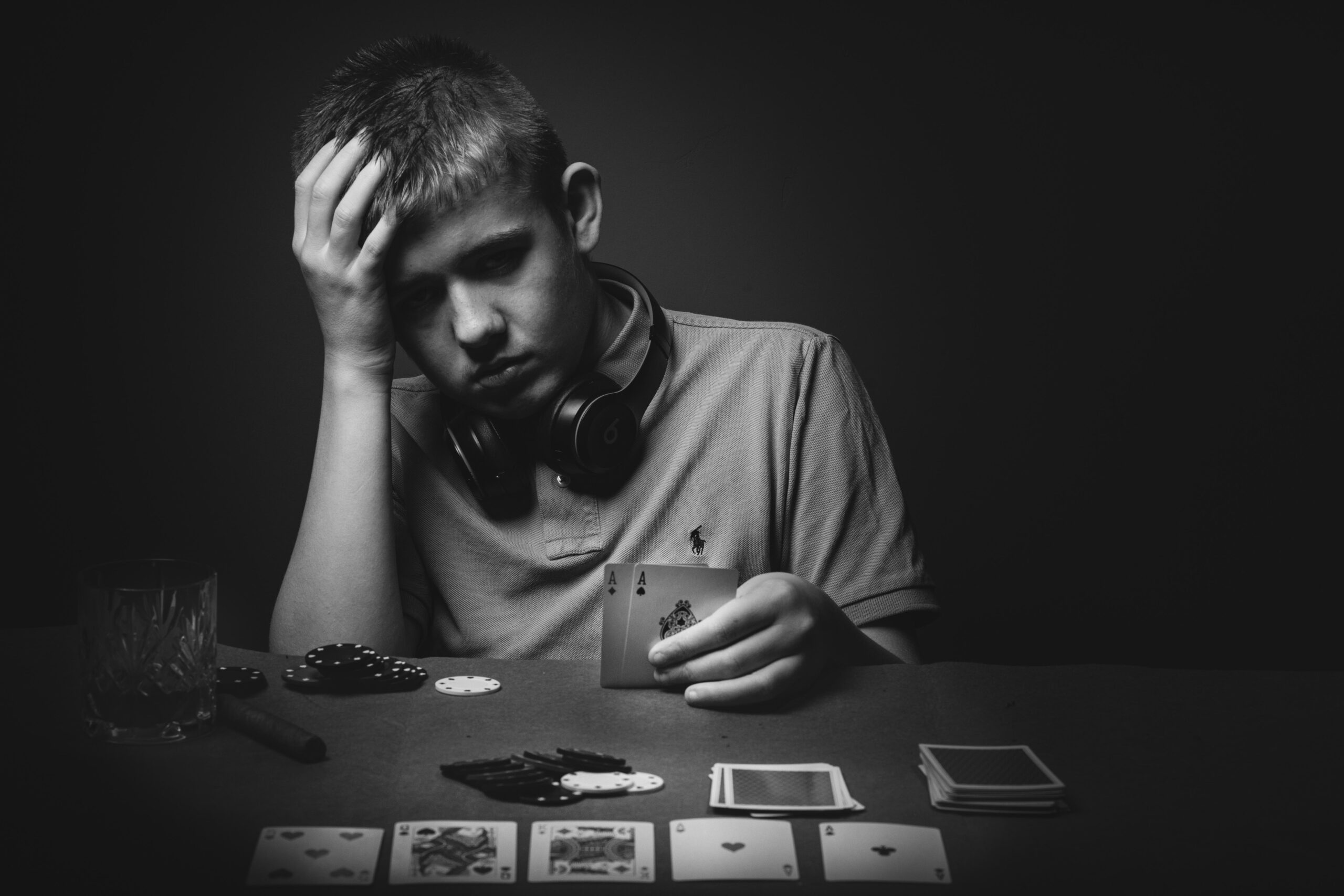https://pixabay.com/it/photos/adolescente-carte-da-gioco-6331600/