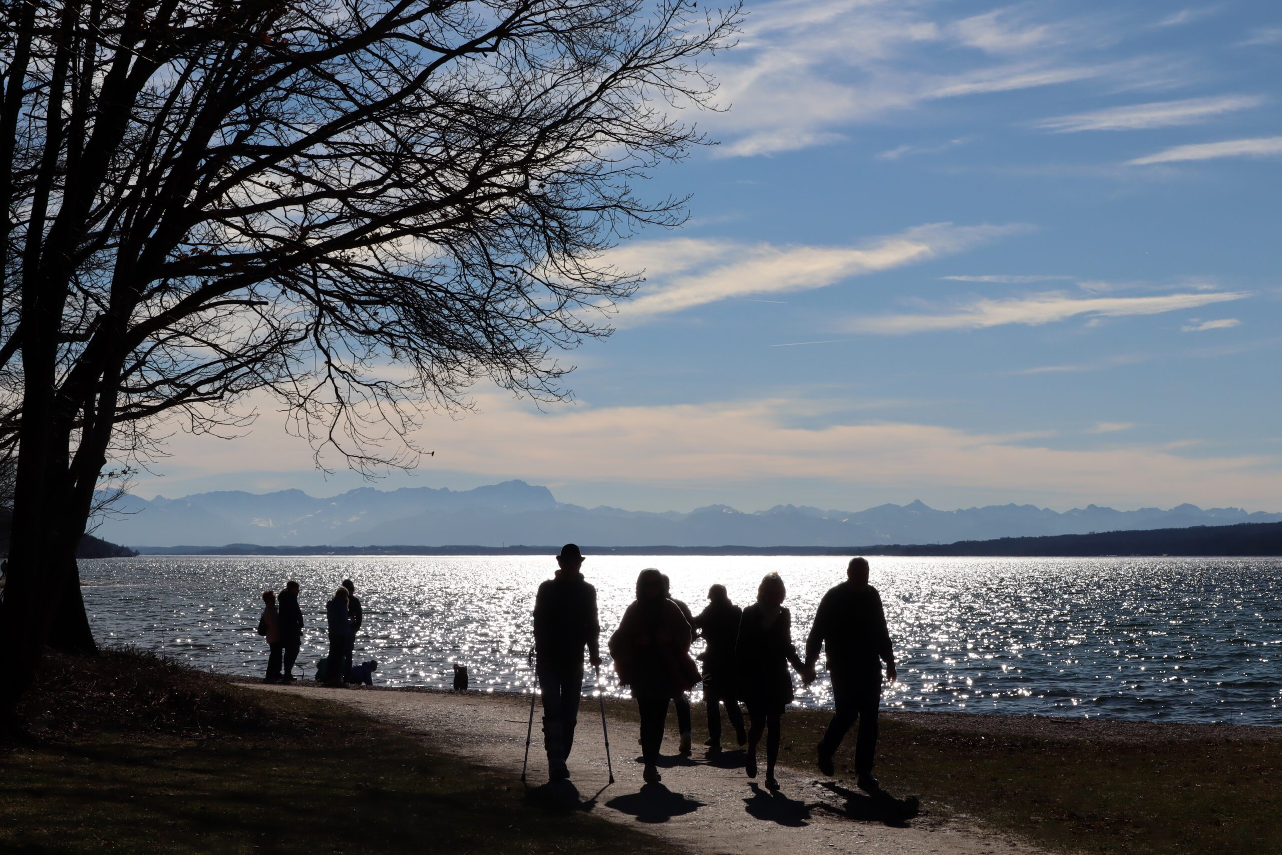 https://pixabay.com/it/photos/lago-week-end-sole-le-persone-4900899/