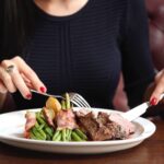 La pausa pranzo fuori ufficio è sempre più cara, con picchi fino a 22 euro. Lo studio