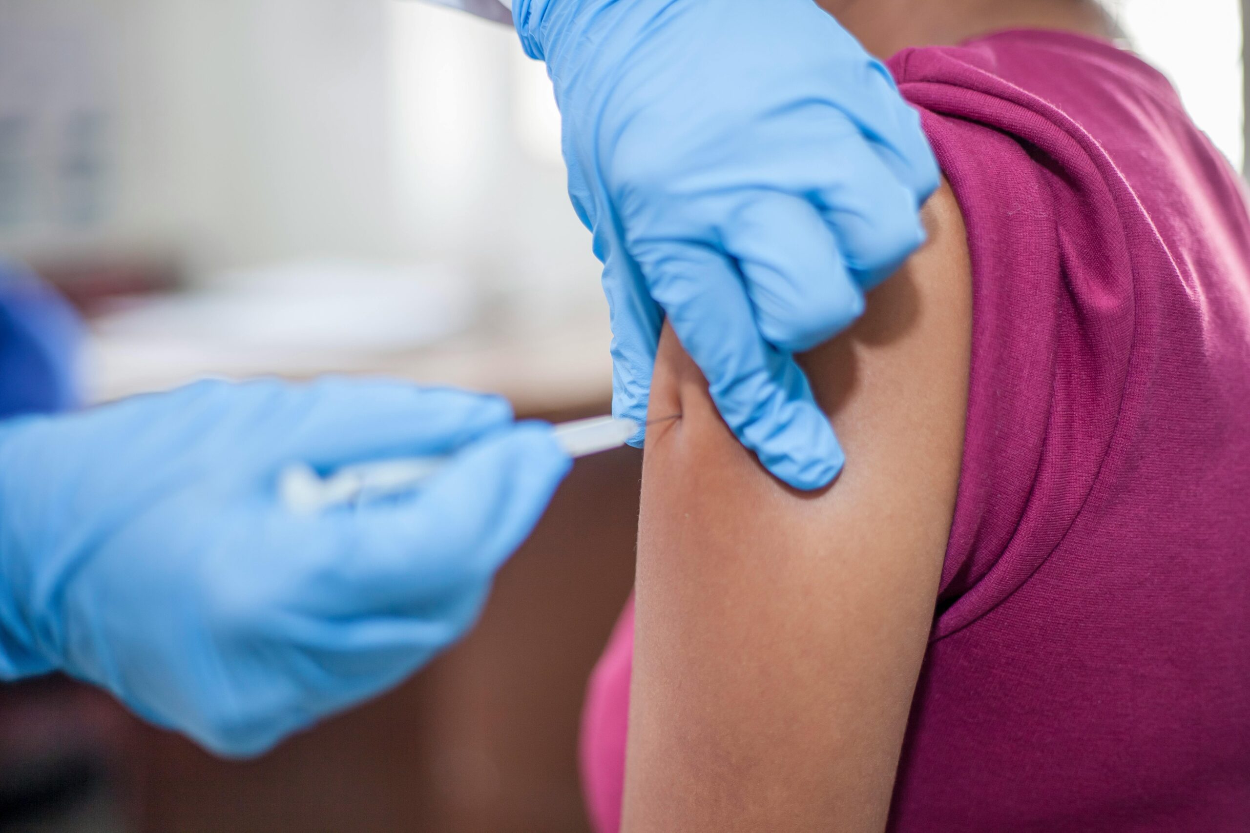 https://www.pexels.com/it-it/foto/braccio-ago-siringa-medico-6958380/