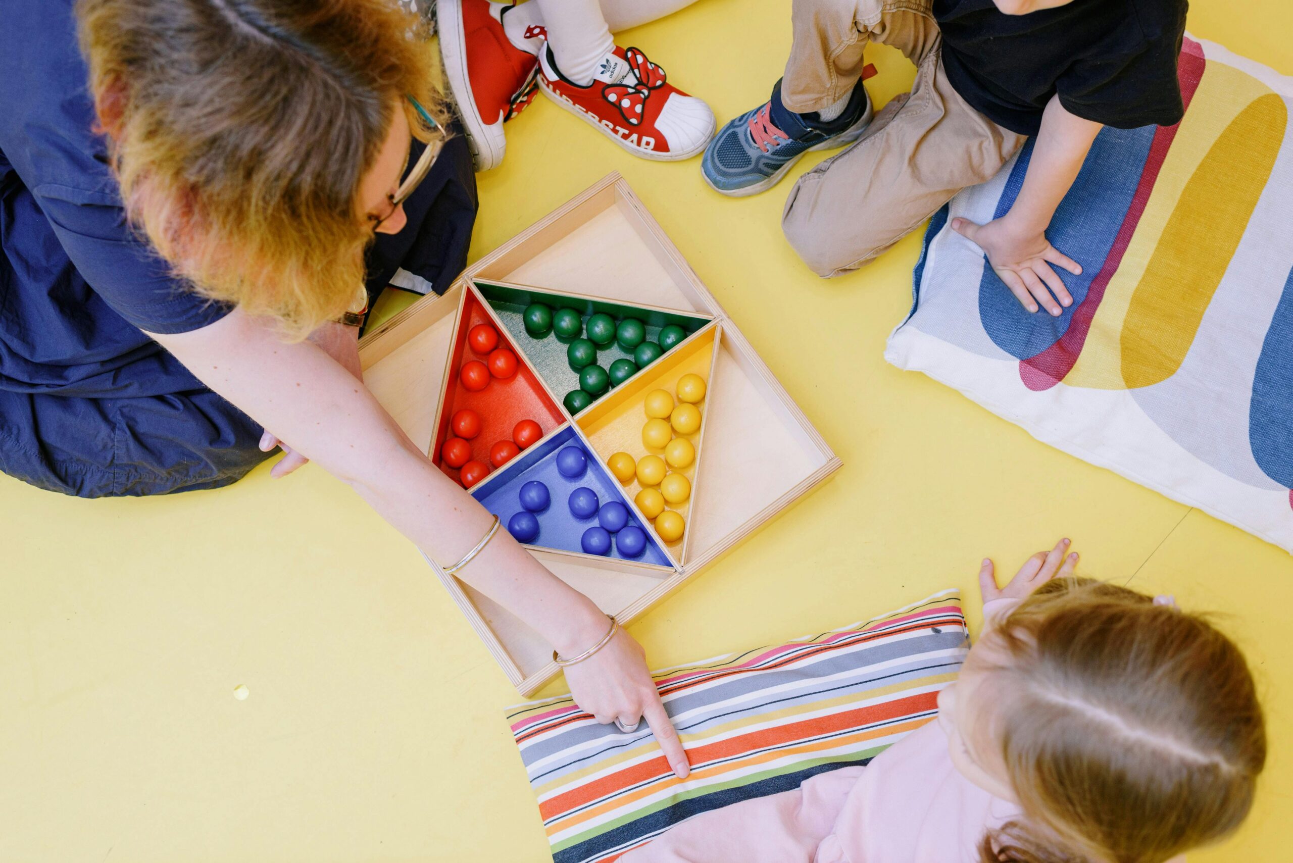 https://www.pexels.com/it-it/foto/persona-persone-donna-bambini-8535568/