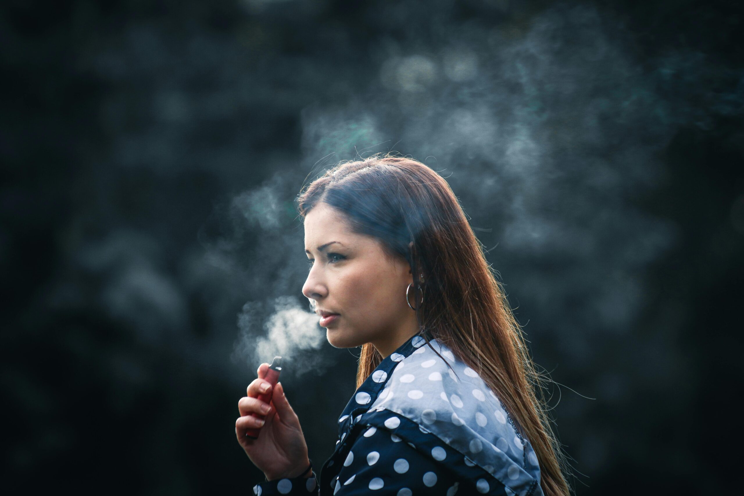 https://www.pexels.com/it-it/foto/donna-tenendo-fumare-fumo-17693441/