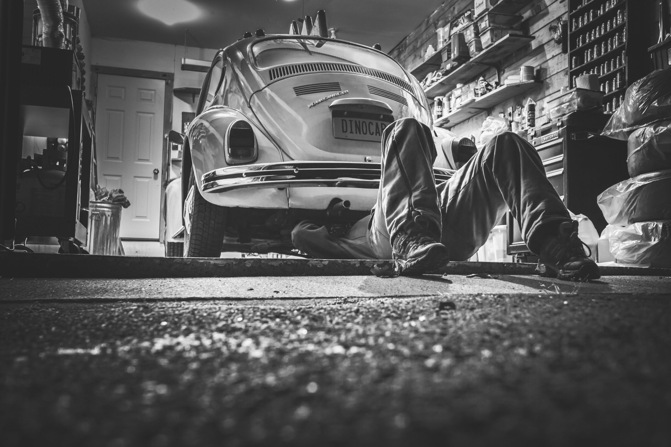 https://pixabay.com/it/photos/uomo-auto-riparazione-362150/