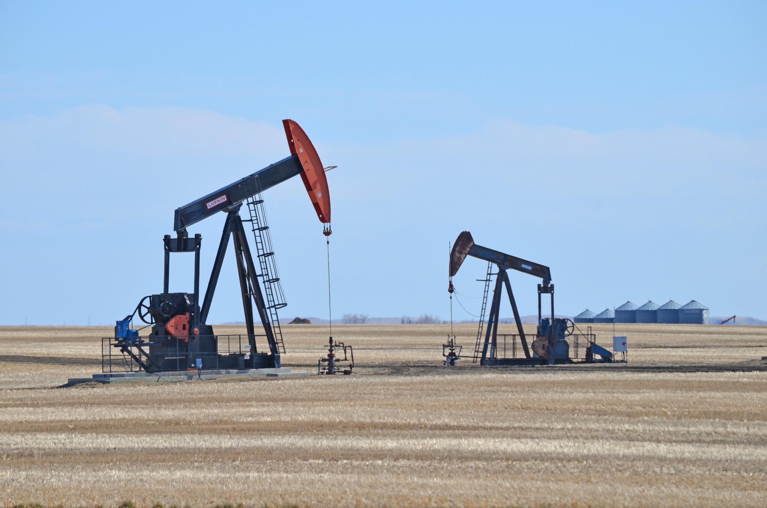 https://pixabay.com/it/photos/pumpjack-pozzo-di-petrolio-campo-7059383/