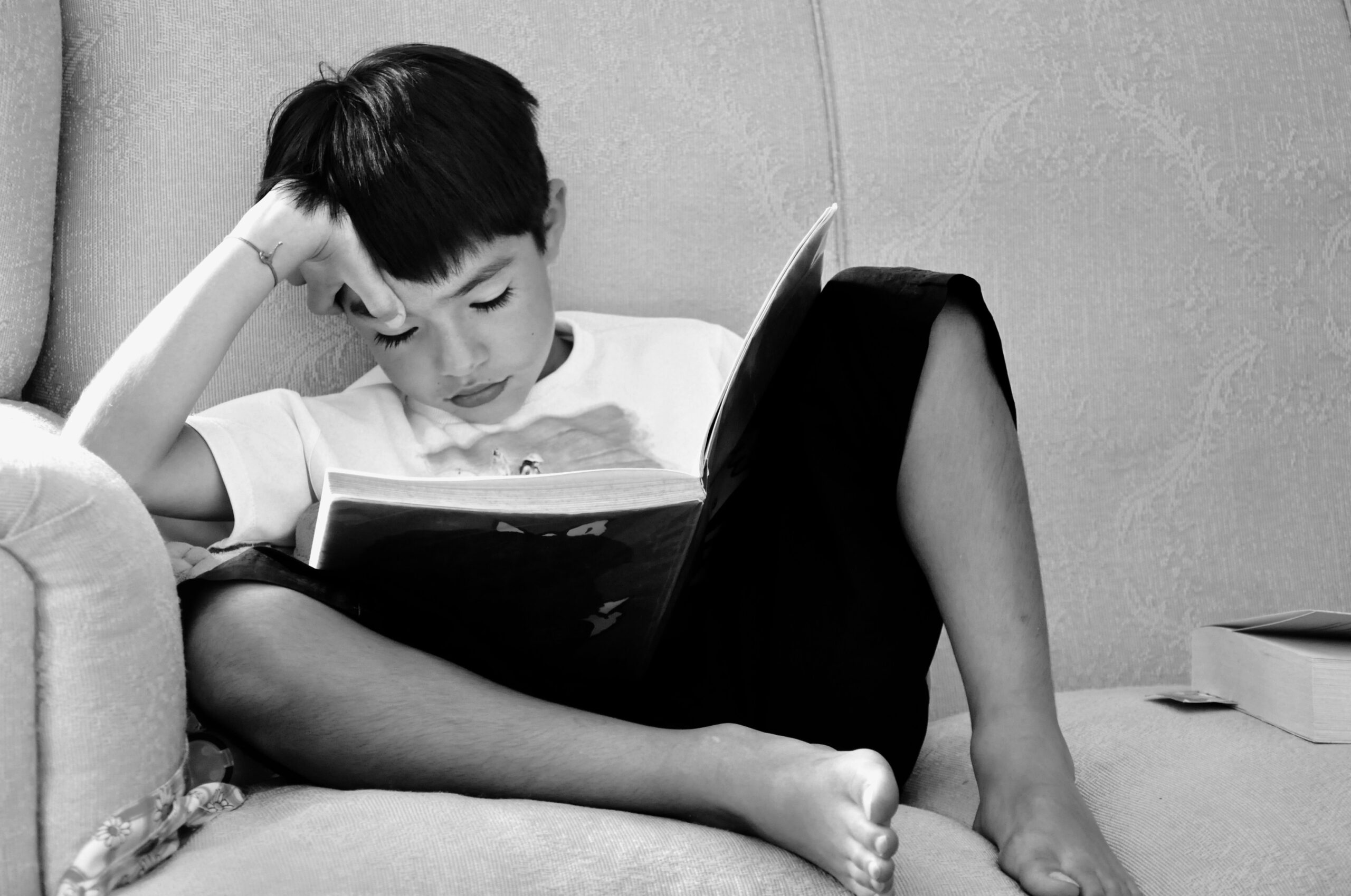 https://pixabay.com/it/photos/bambini-che-studiano-libro-lettura-670663/