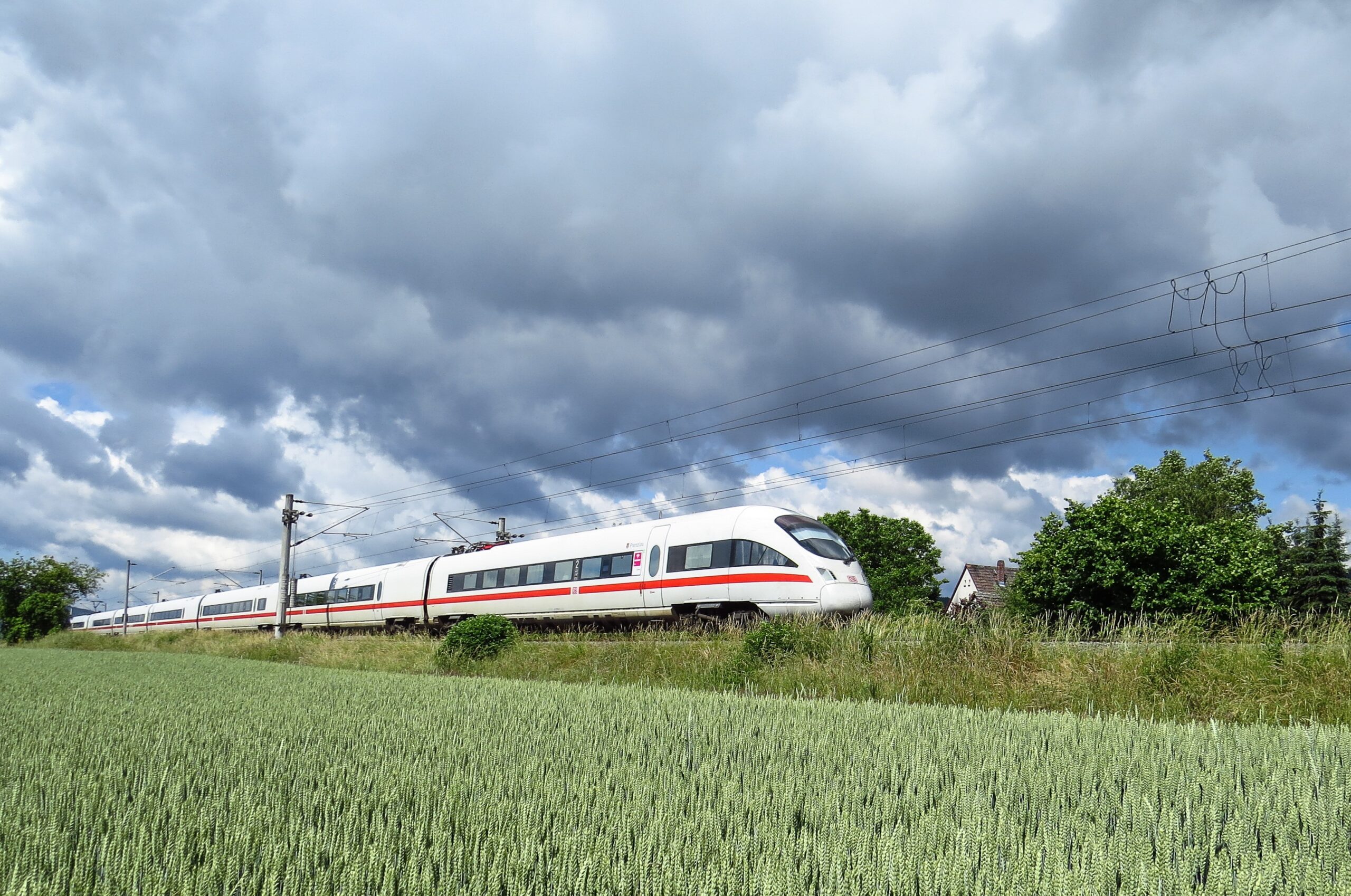 https://pixabay.com/it/photos/espresso-interurbano-ghiaccio-treni-1284735/