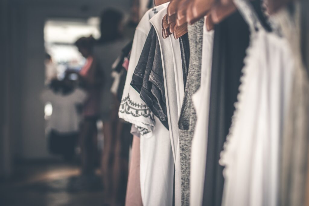Fast fashion e impatto ambientale: consumatori più consapevoli, ma le abitudini faticano a cambiare