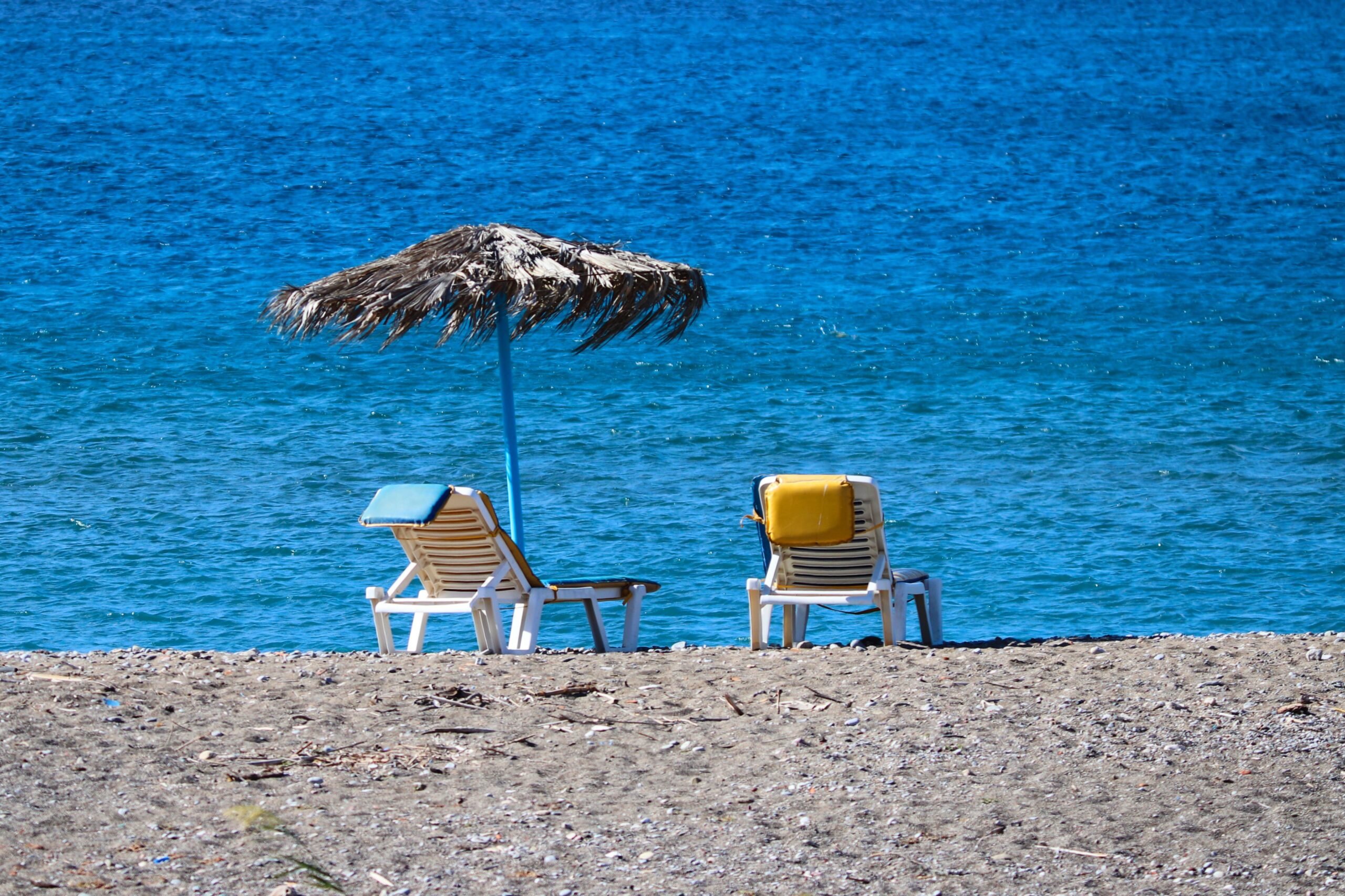 https://pixabay.com/it/photos/spiaggia-sedie-a-sdraio-parasole-5691606/