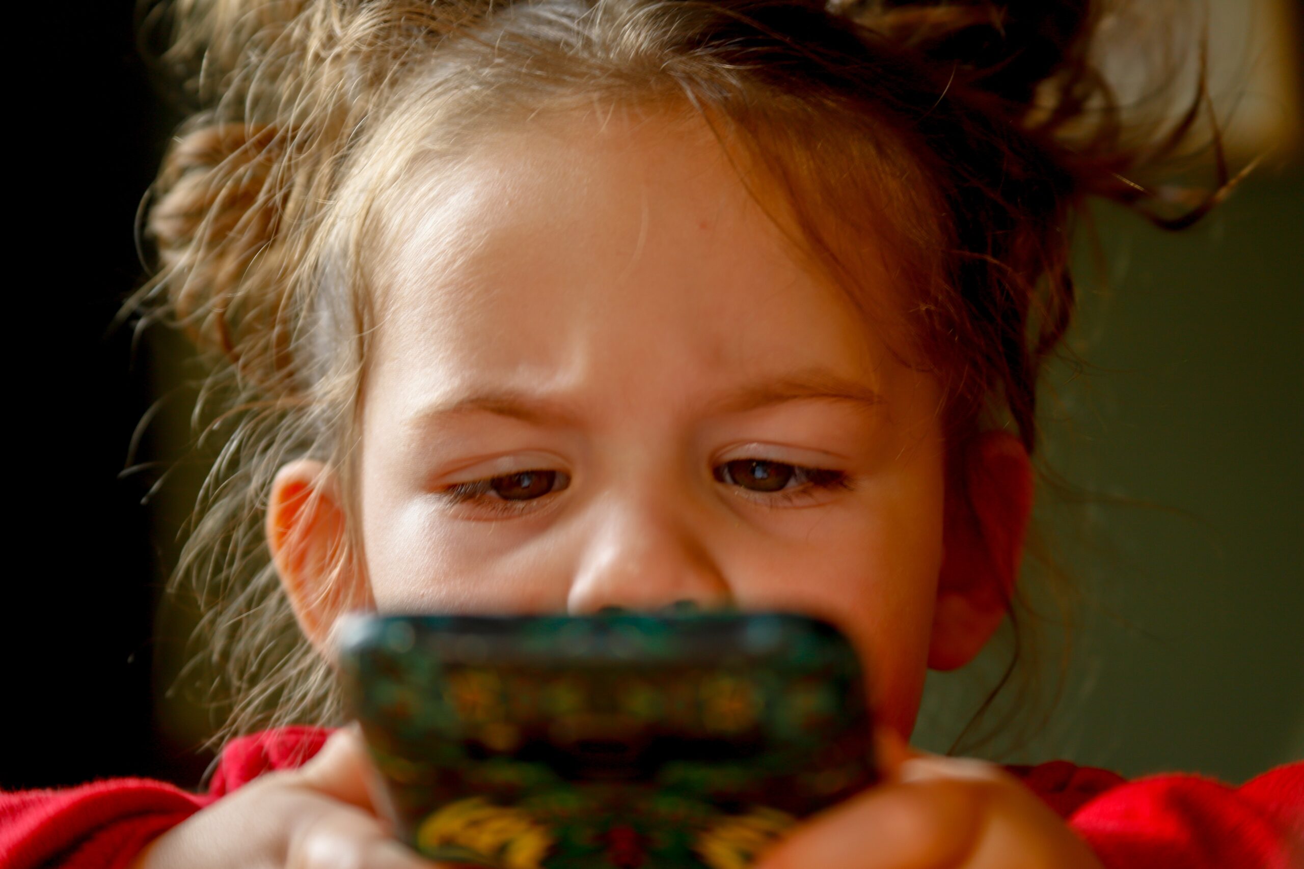 https://pixabay.com/it/photos/bambina-bambino-figli-ragazza-5003421/