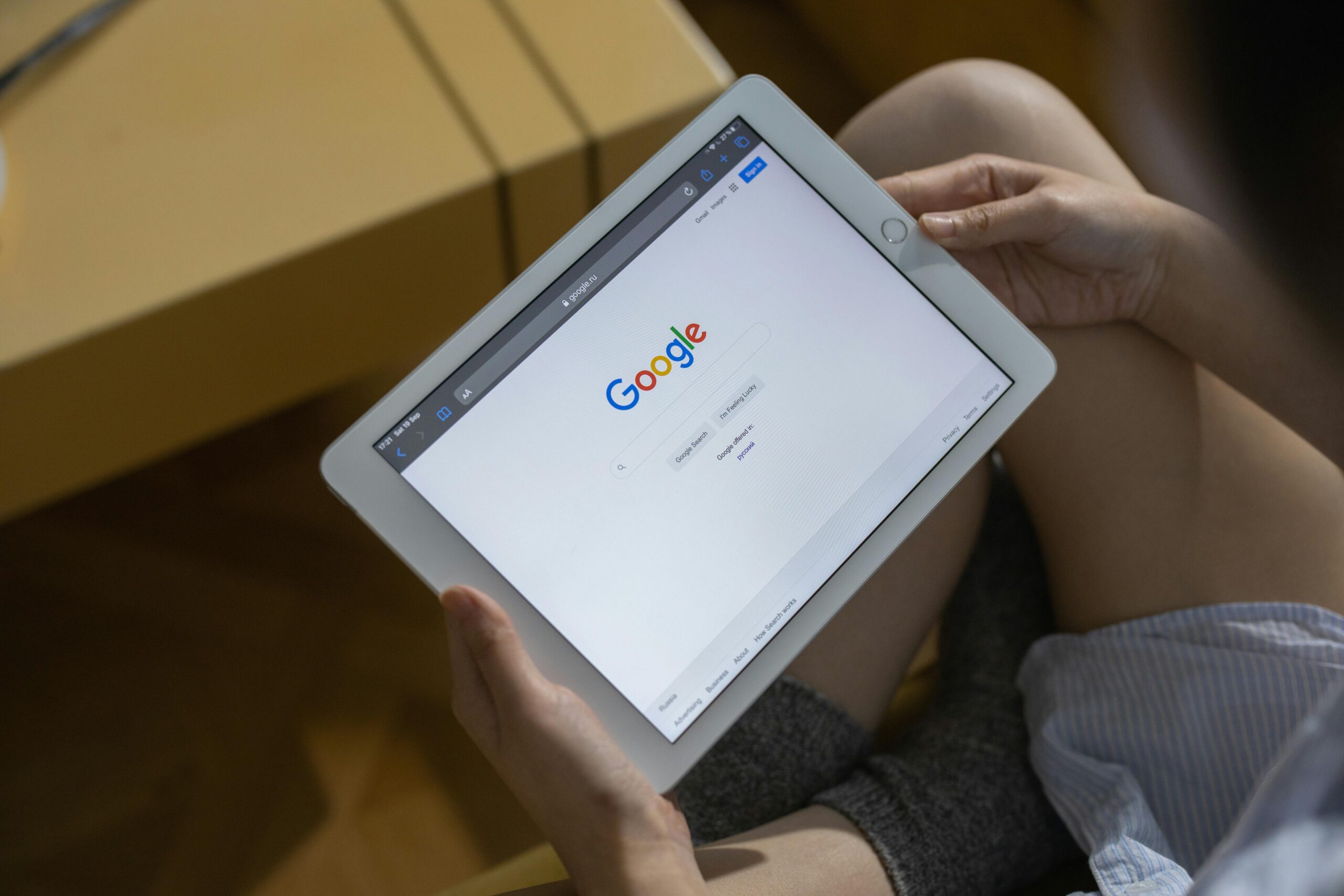 https://www.pexels.com/it-it/foto/mani-internet-connessione-ipad-7350906/