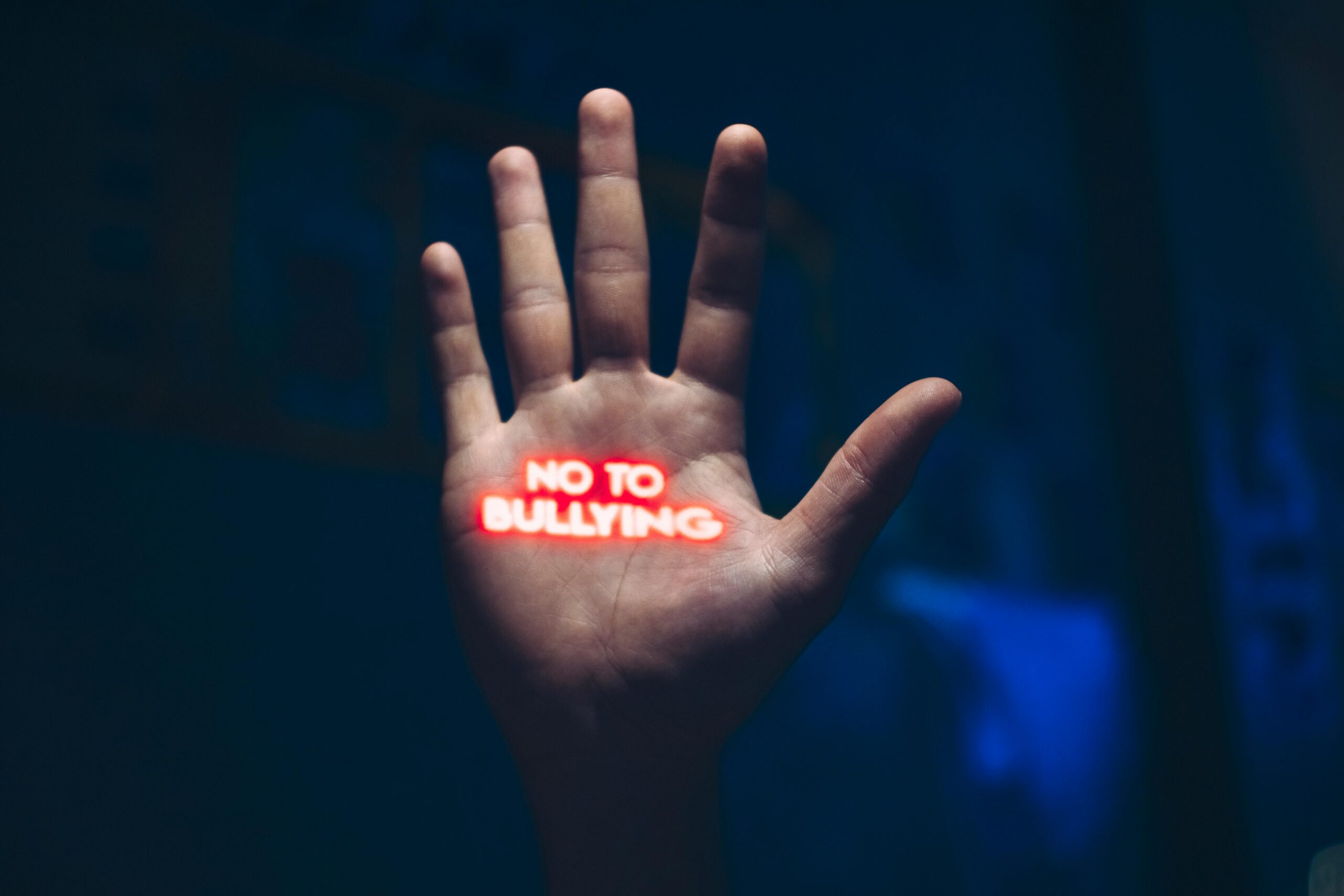 https://www.pexels.com/it-it/foto/mano-palma-messaggio-luci-al-neon-5456828/