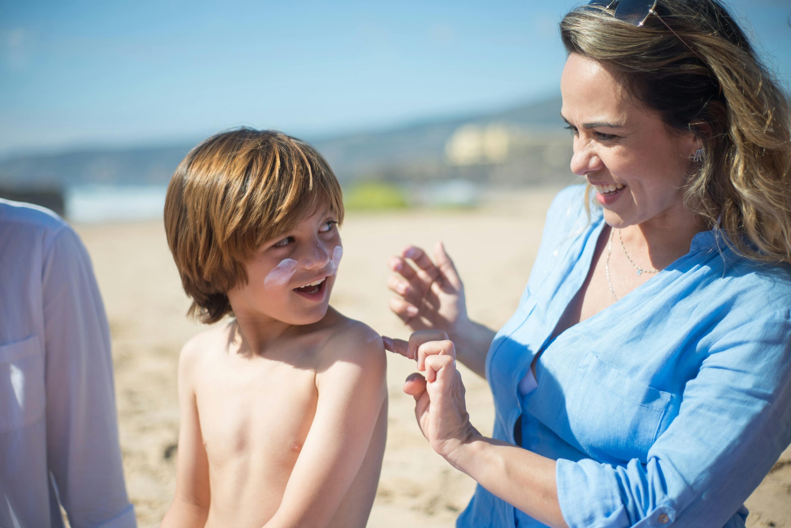 https://www.pexels.com/it-it/foto/sabbia-donna-sorridente-bambino-8623385/
