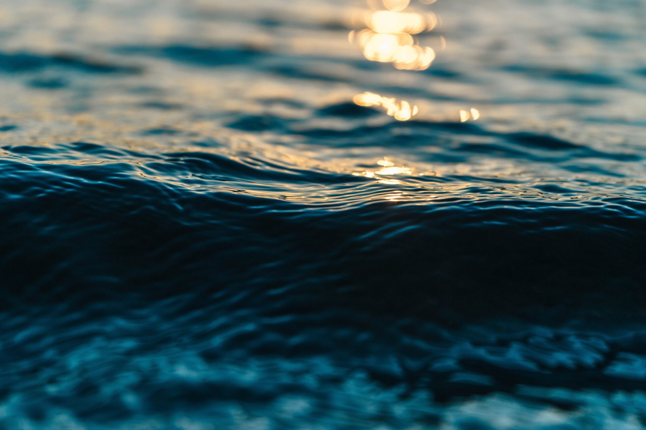 https://pixabay.com/it/photos/acqua-onde-mare-increspature-blu-2208931/