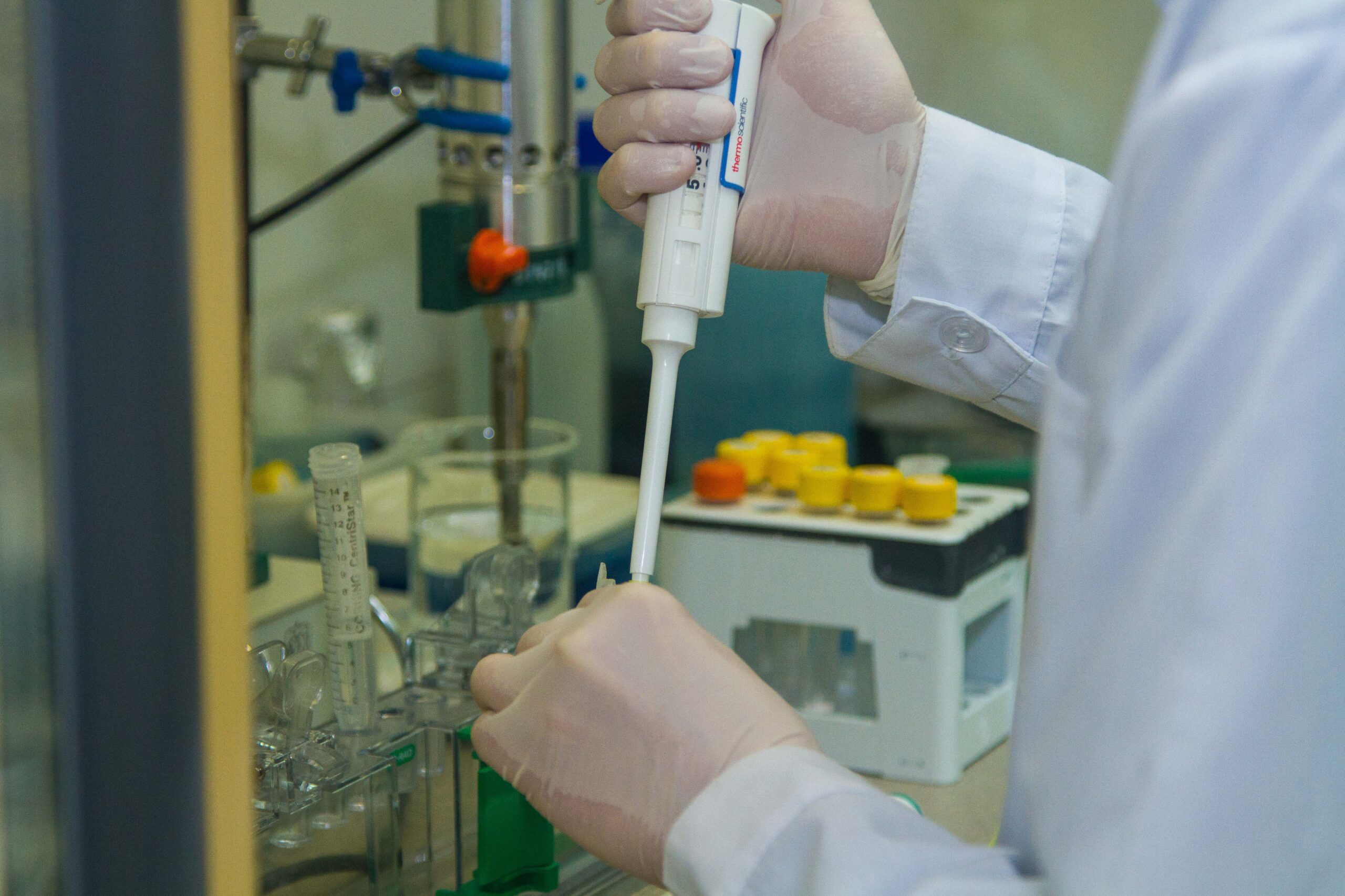 https://pixabay.com/it/photos/scienza-scienziato-laboratorio-5314418/