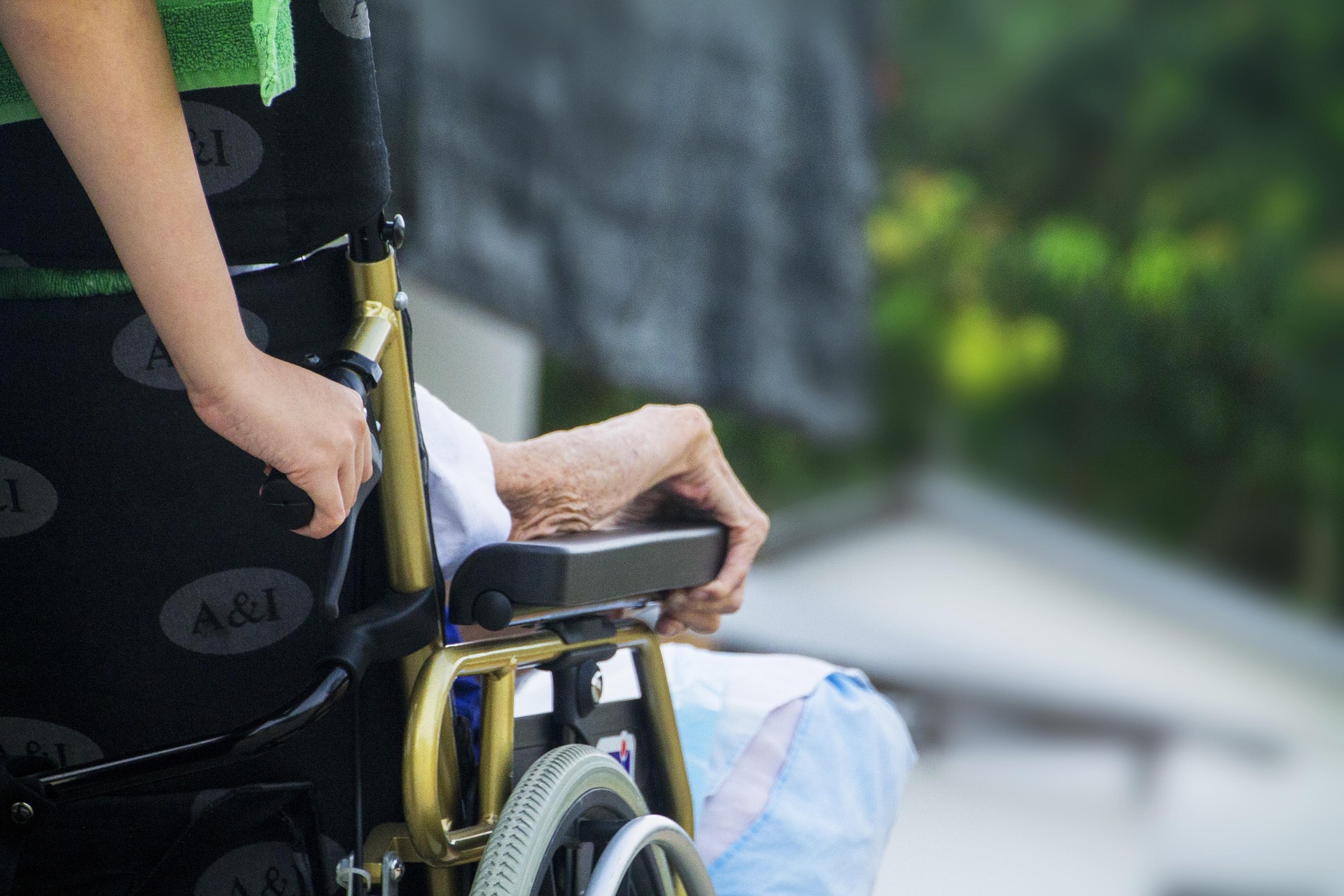Parlamento Ue: ridurre il divario di genere nell'assistenza e sostenere i caregiver