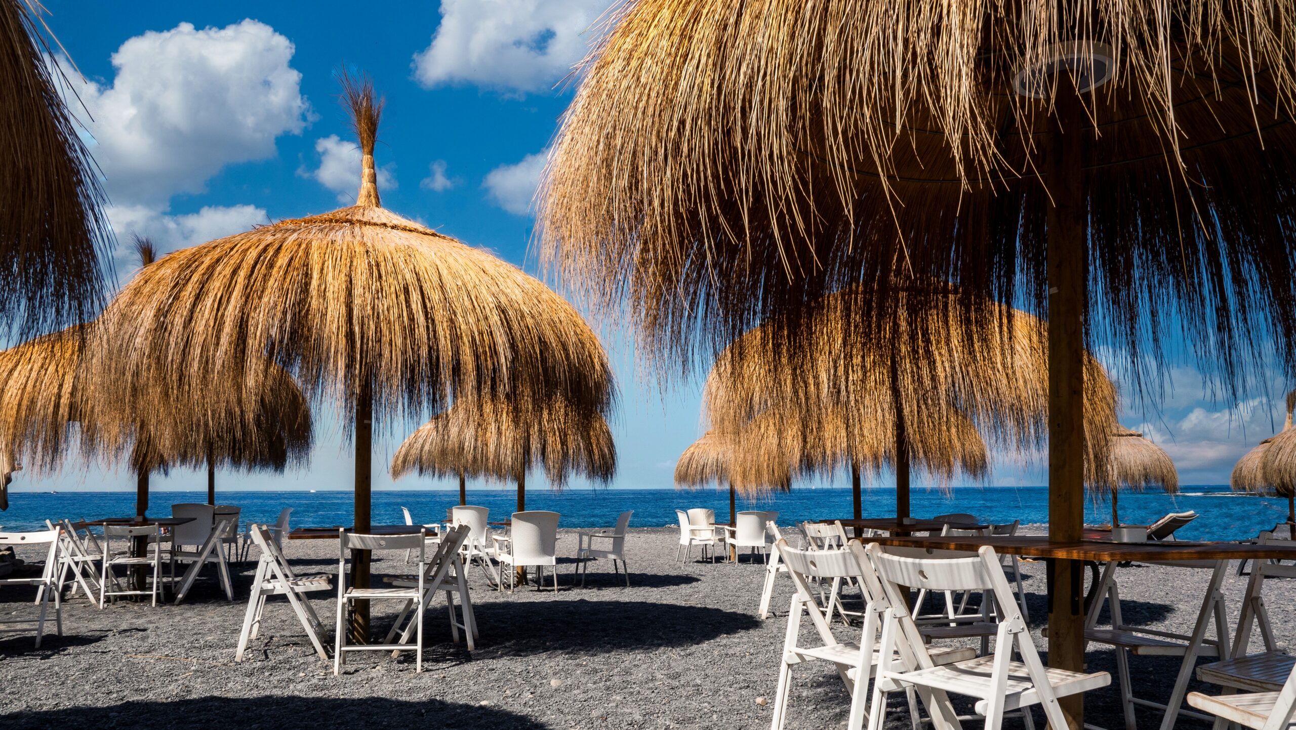 https://pixabay.com/it/photos/mare-spiaggia-ombrelloni-7163826/