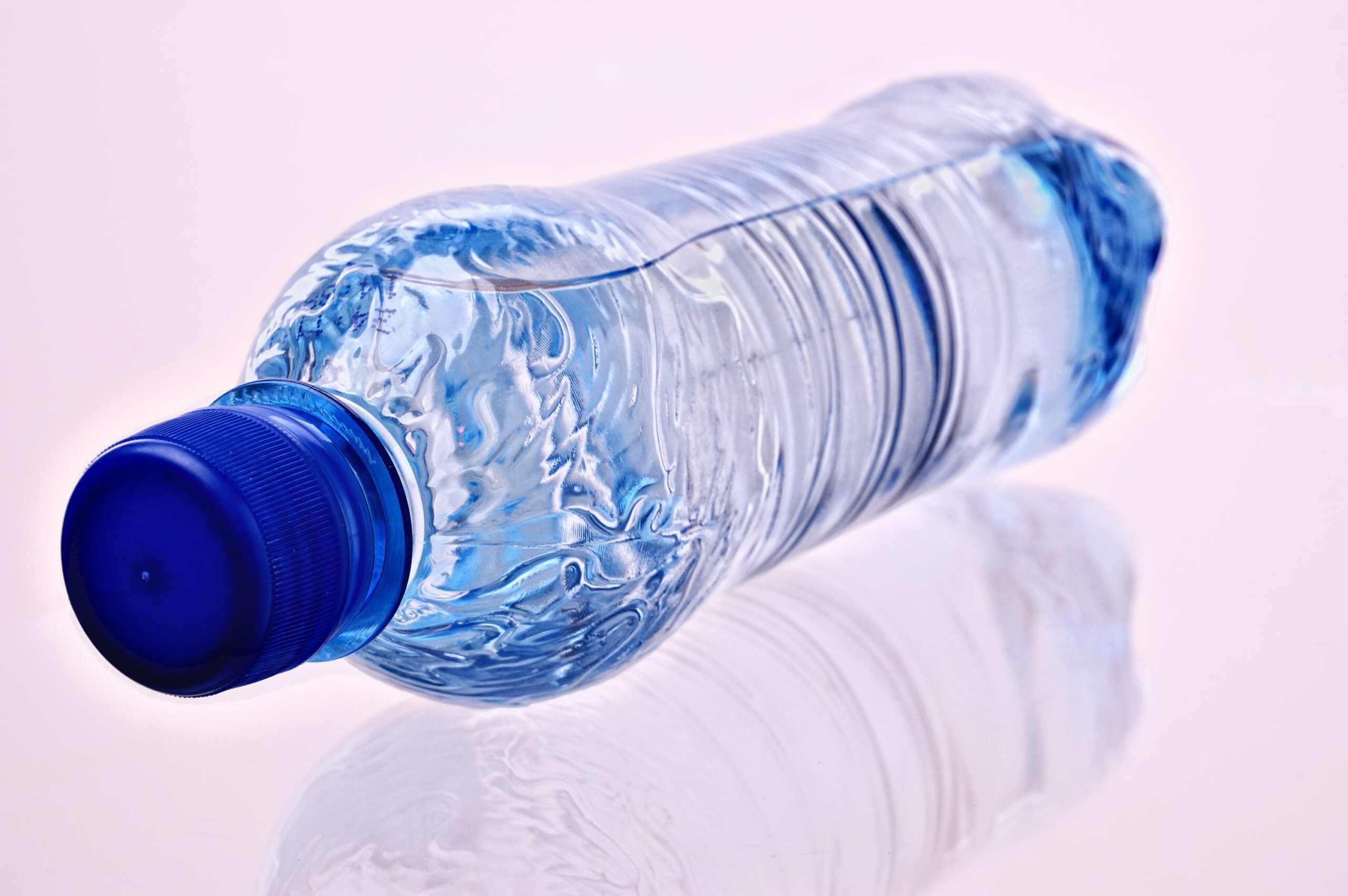 https://pixabay.com/it/photos/acqua-bottiglia-bottiglia-di-acqua-5501652/