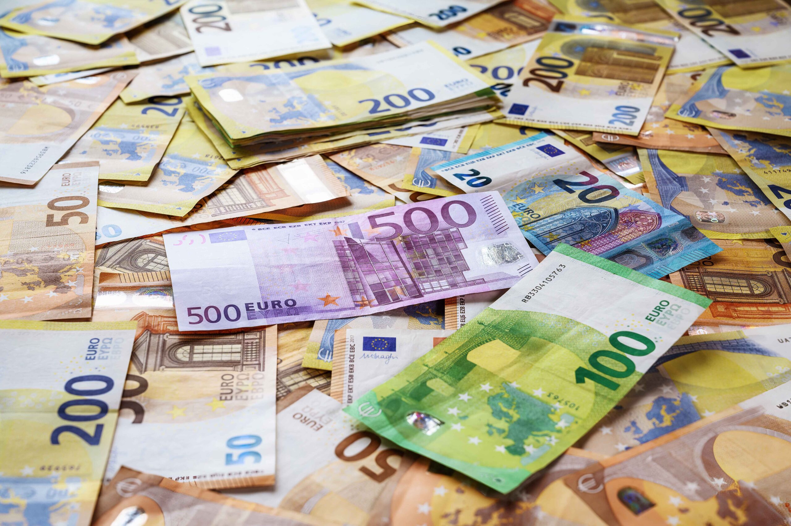 https://pixabay.com/it/photos/banconote-moneta-finanza-euro-7850299/