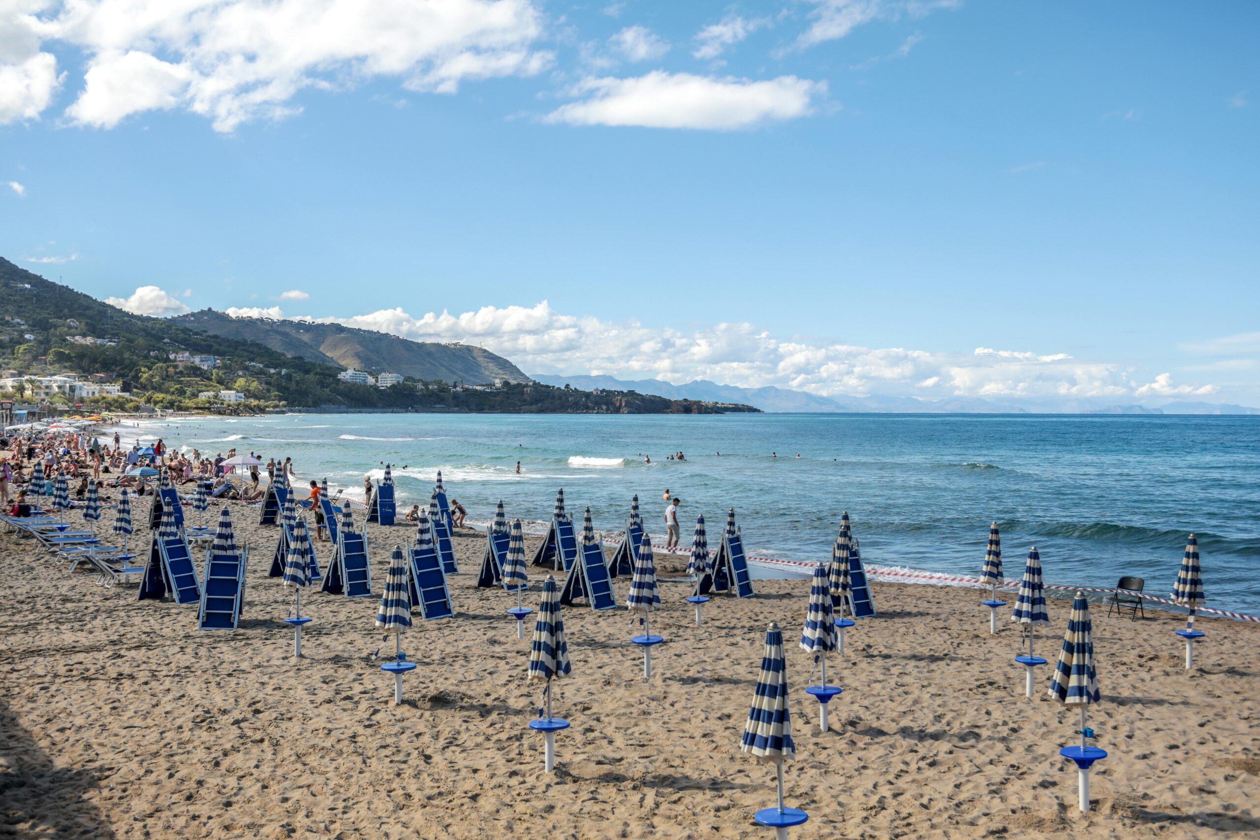 https://www.pexels.com/it-it/foto/giornata-di-sole-in-una-spiaggia-siciliana-con-ombrelloni-32559736/