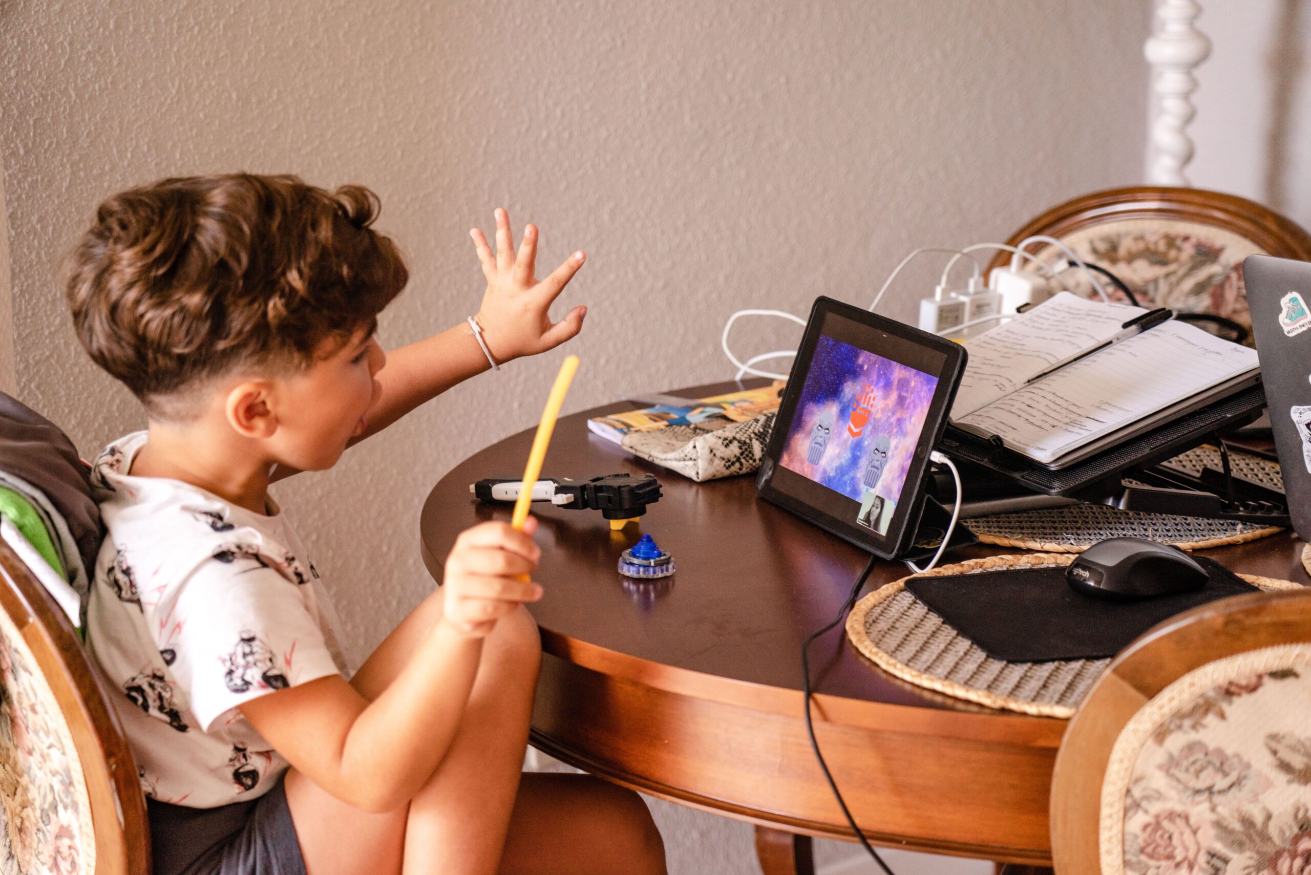 https://www.pexels.com/it-it/foto/internet-carino-tecnologia-tablet-13292120/