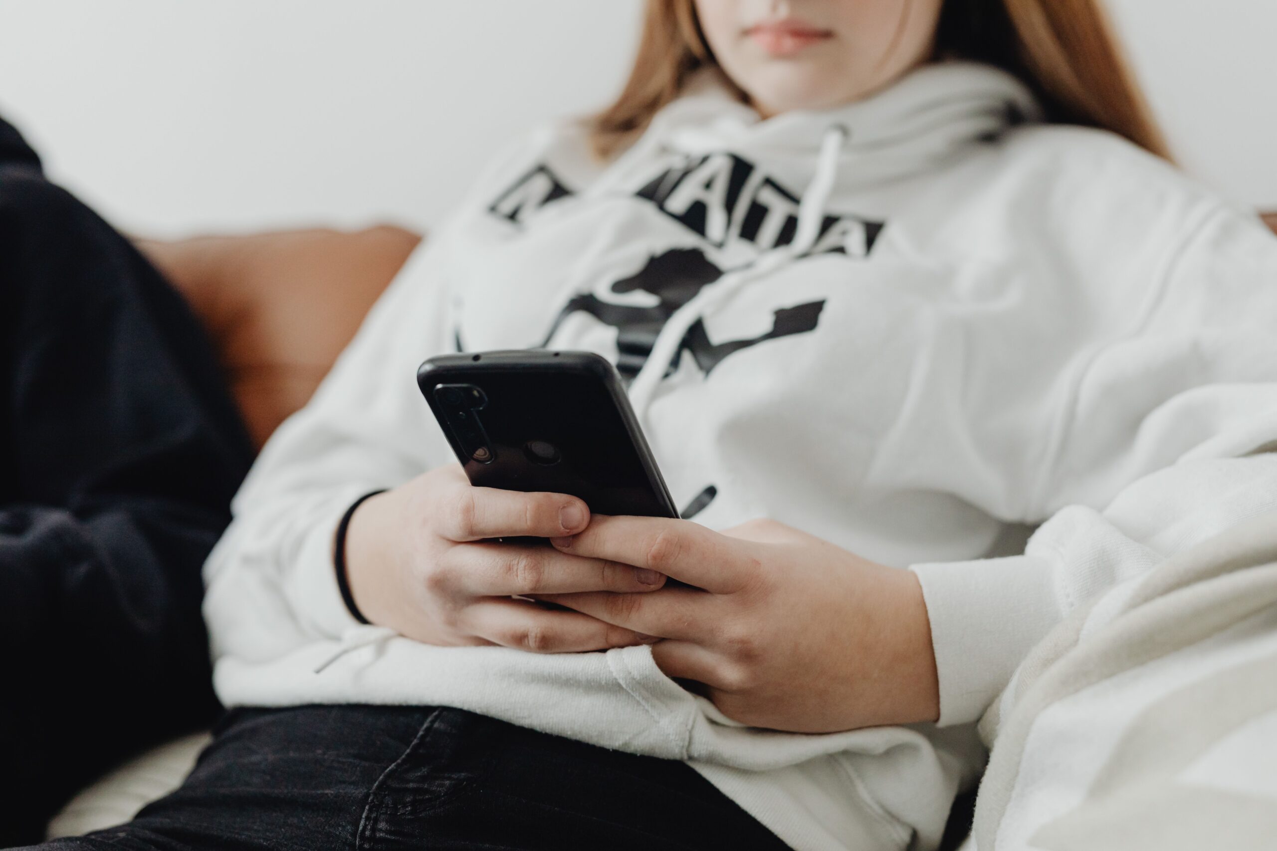 https://www.pexels.com/it-it/foto/smartphone-ragazza-connessione-tecnologia-6255900/