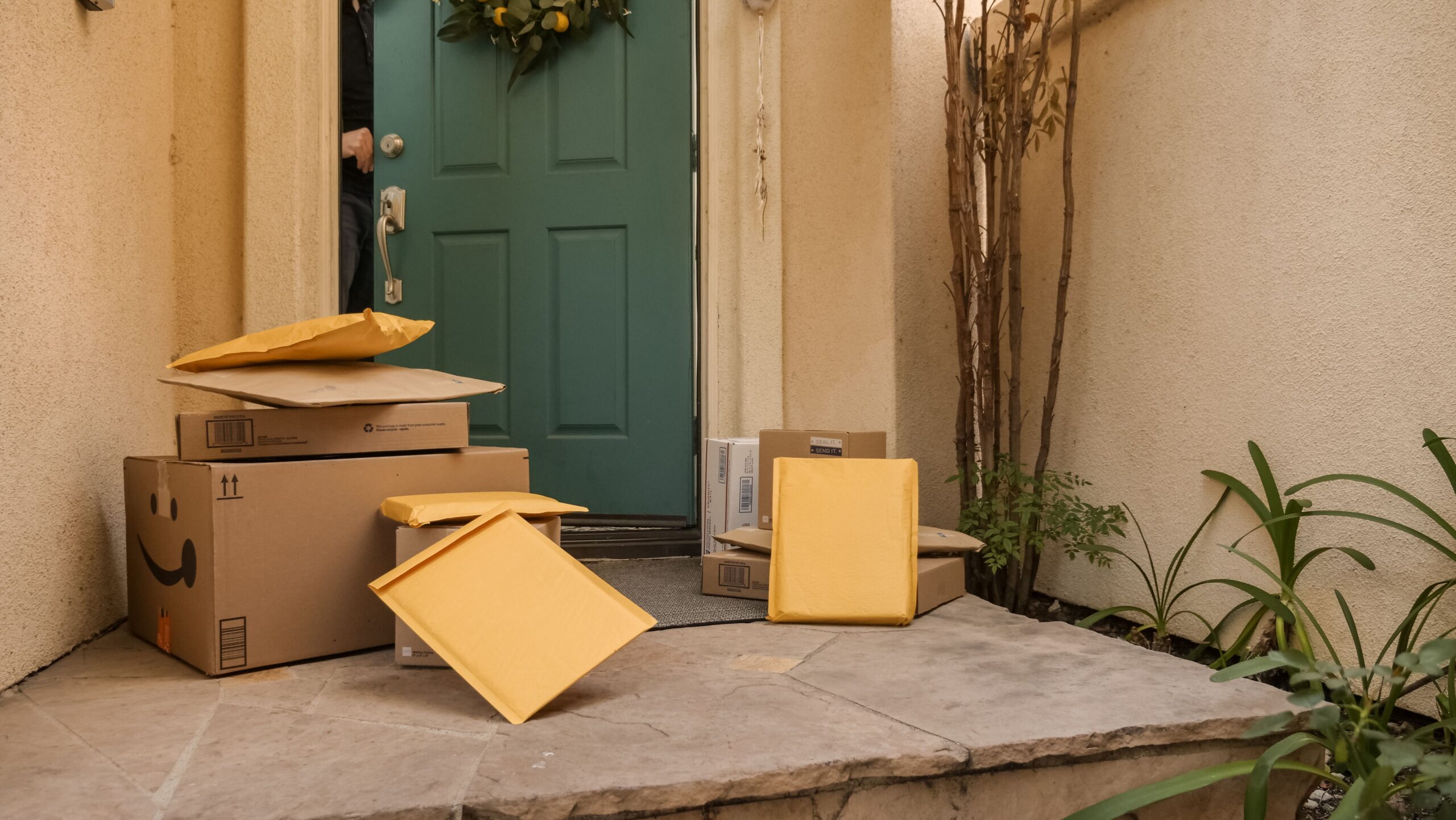 https://www.pexels.com/it-it/foto/entrata-portico-porta-pacchi-6994108/