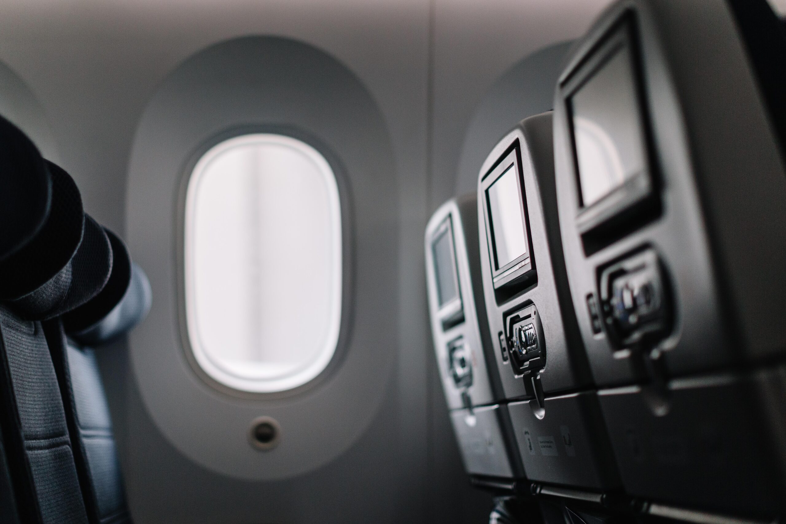 Voli low cost, l'indagine di Altroconsumo: con gli extra il prezzo può quintuplicare