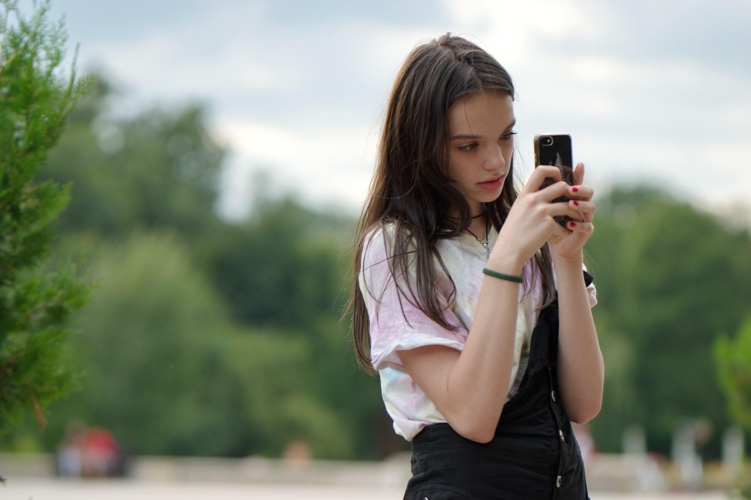 https://pixabay.com/it/photos/ragazza-adolescente-scattare-foto-5425872/