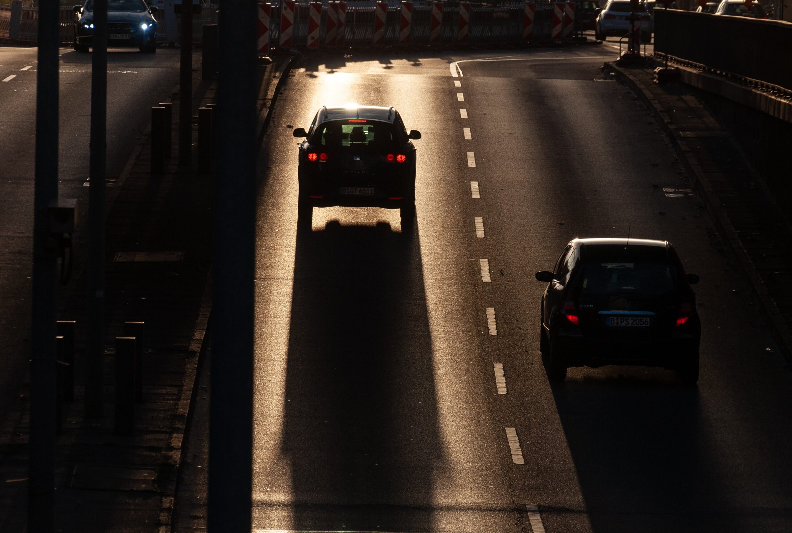 https://pixabay.com/it/photos/strada-veicolo-traffico-ombra-8587889/