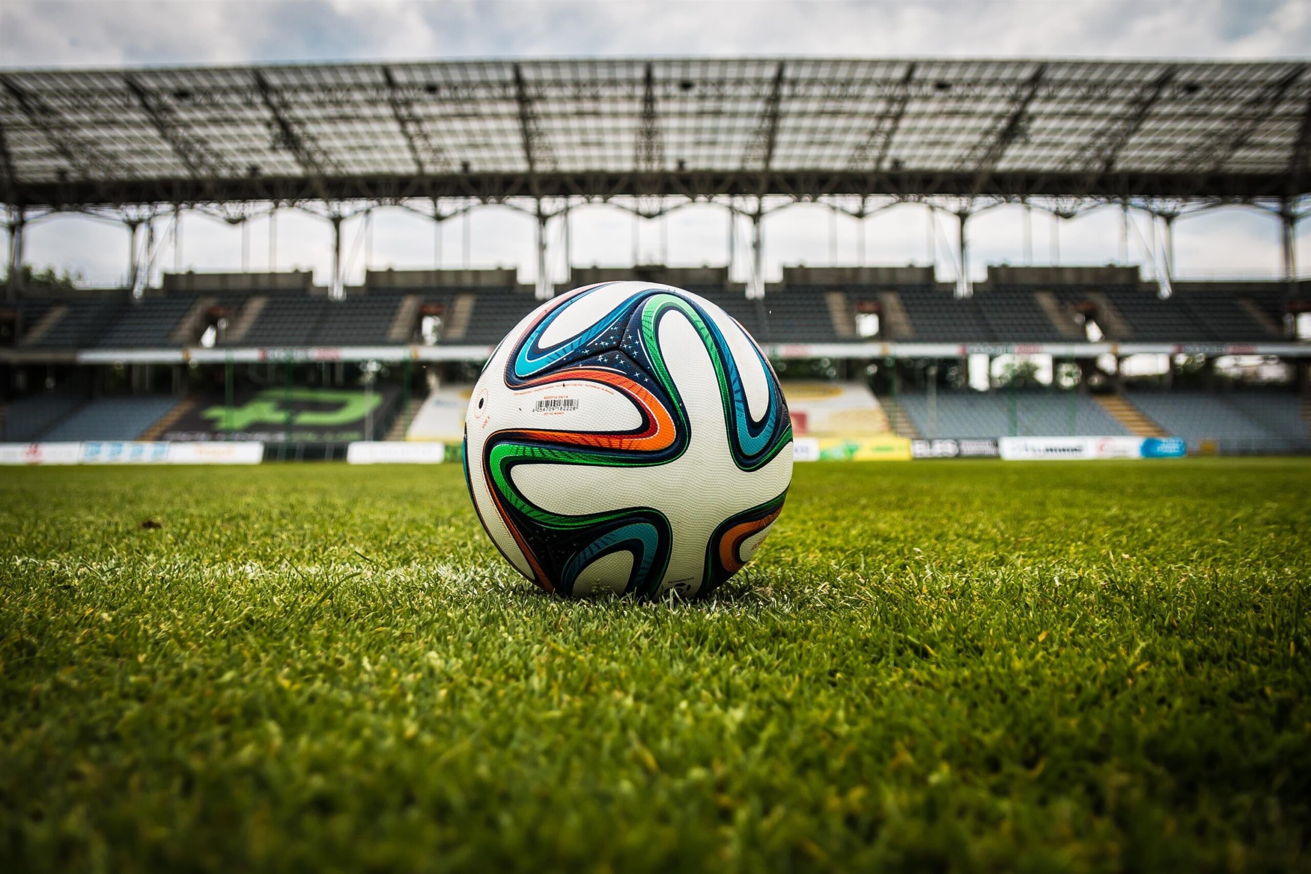 https://pixabay.com/it/photos/calcio-sfera-stadio-campo-488700/