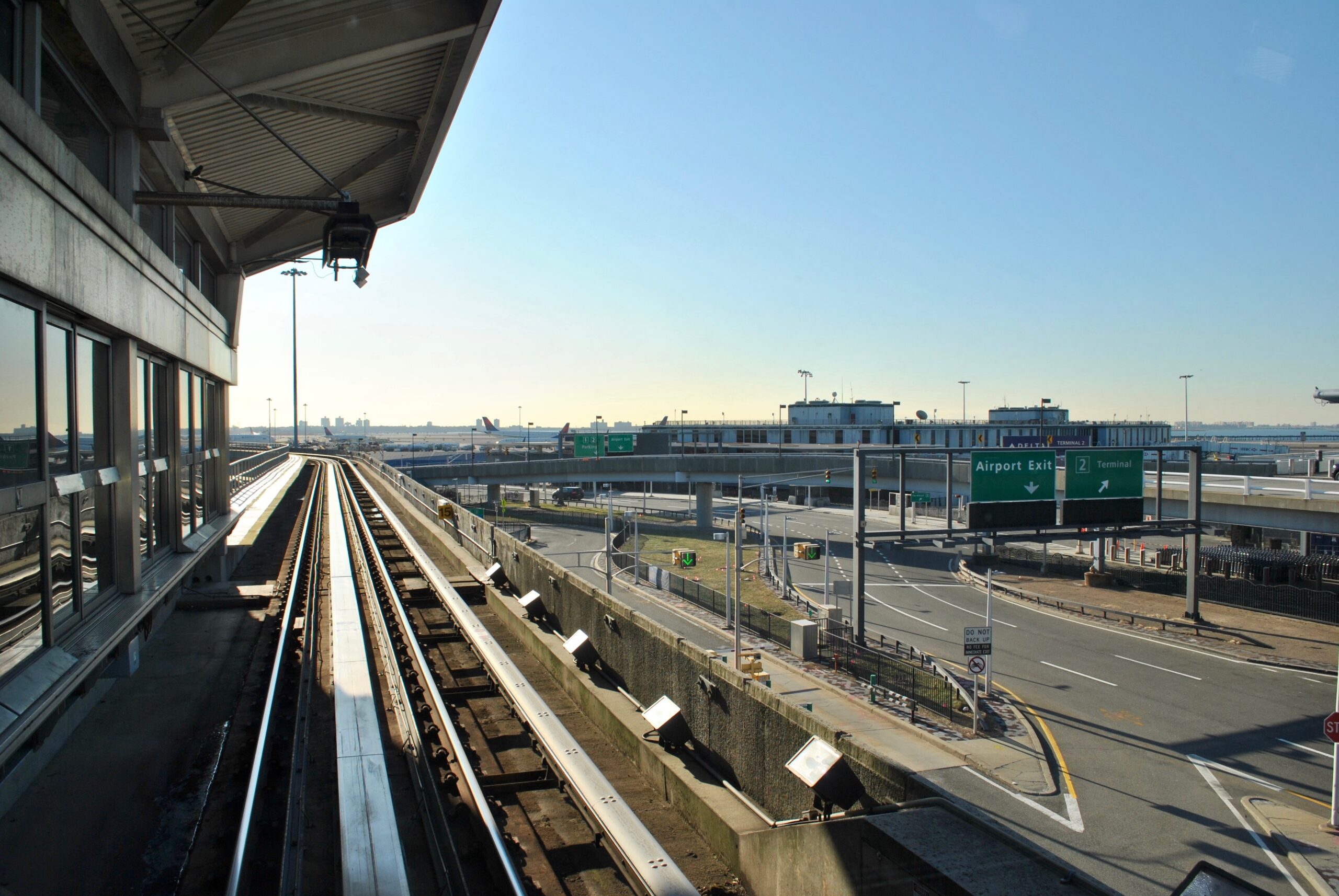 https://pixabay.com/it/photos/aeroporto-jfk-terminal-dellaeroporto-4877312/