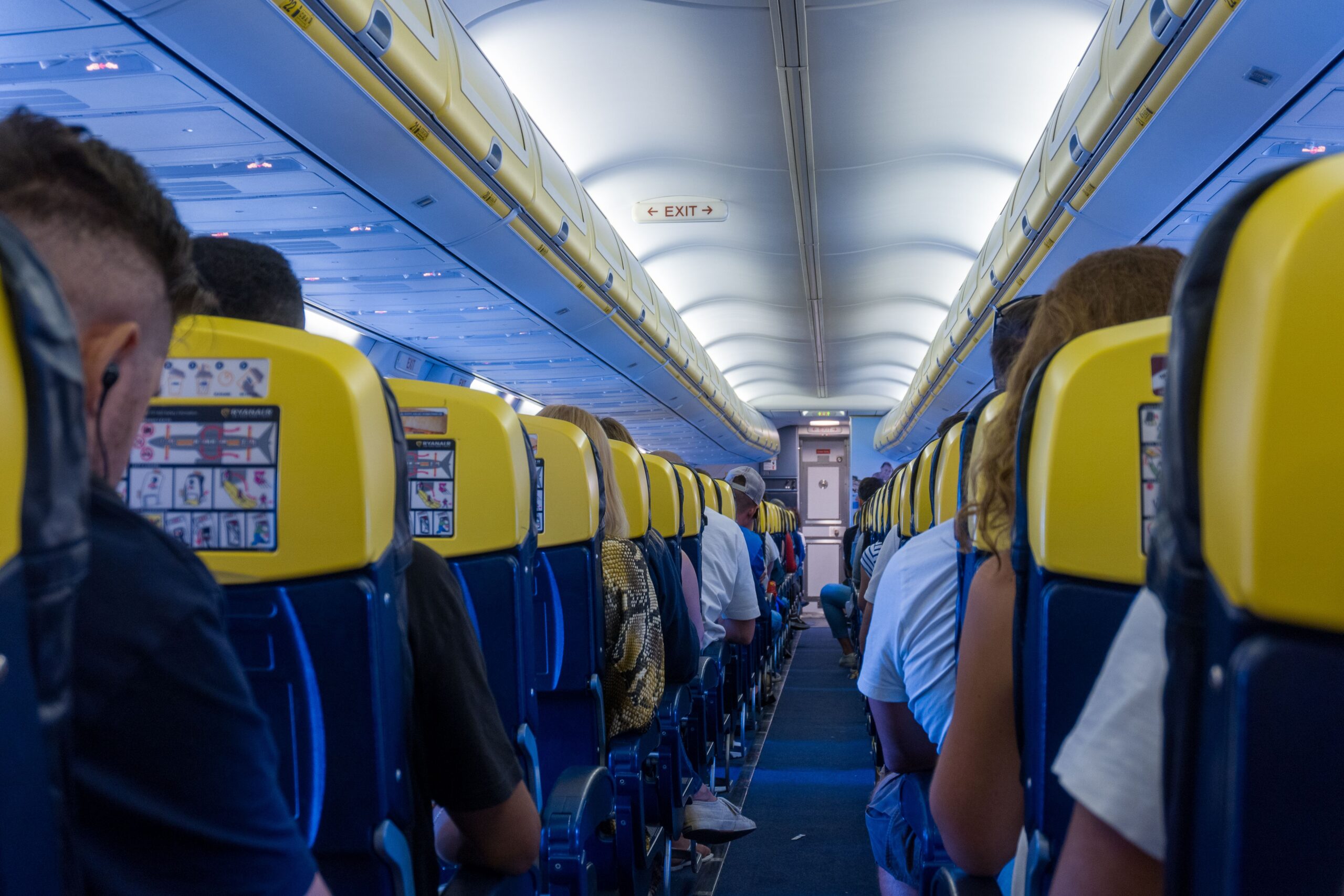 https://www.pexels.com/it-it/foto/seduto-trasporto-pubblico-aeroplano-trasporto-5096817/