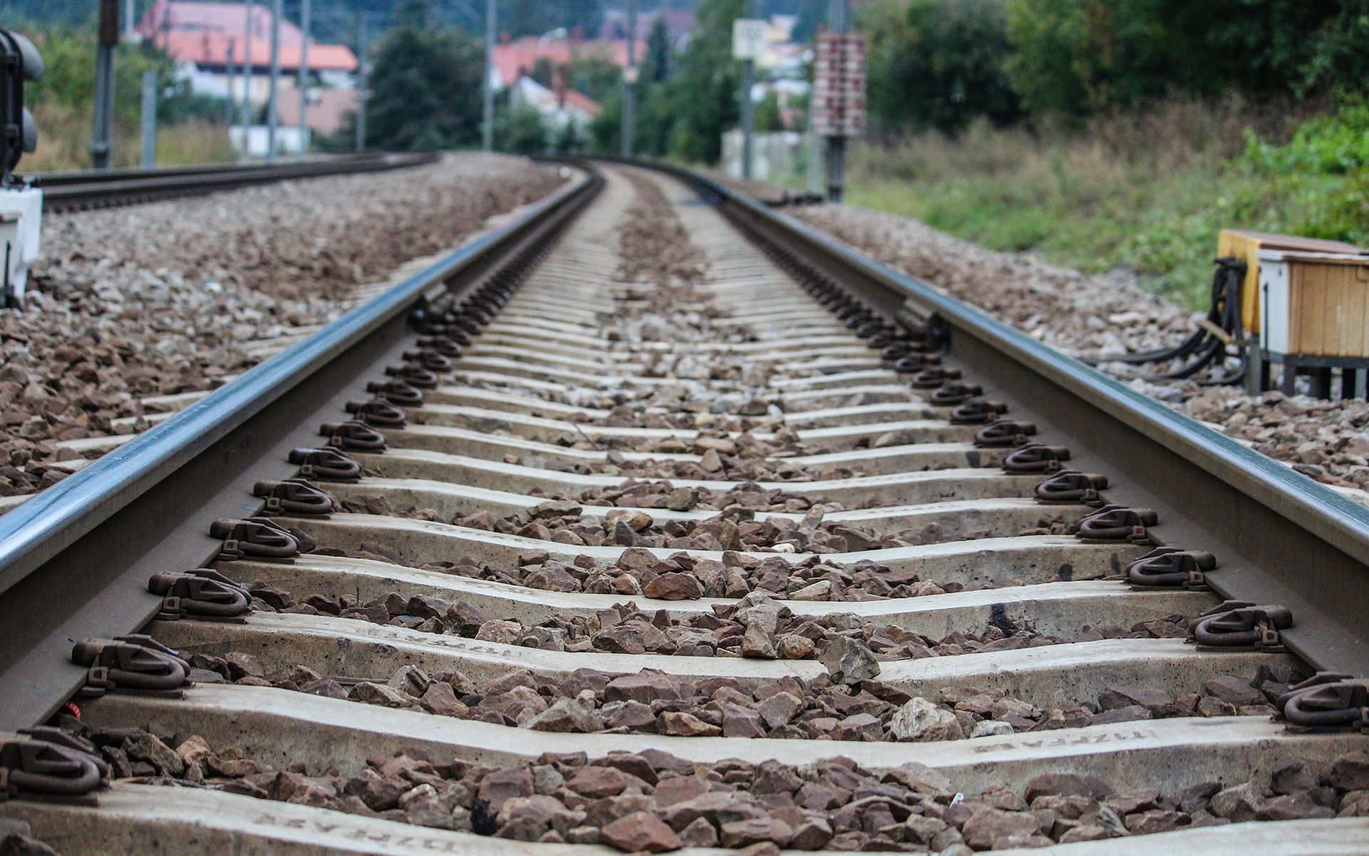 https://www.pexels.com/it-it/foto/fotografia-del-primo-piano-delle-rotaie-del-treno-9756/