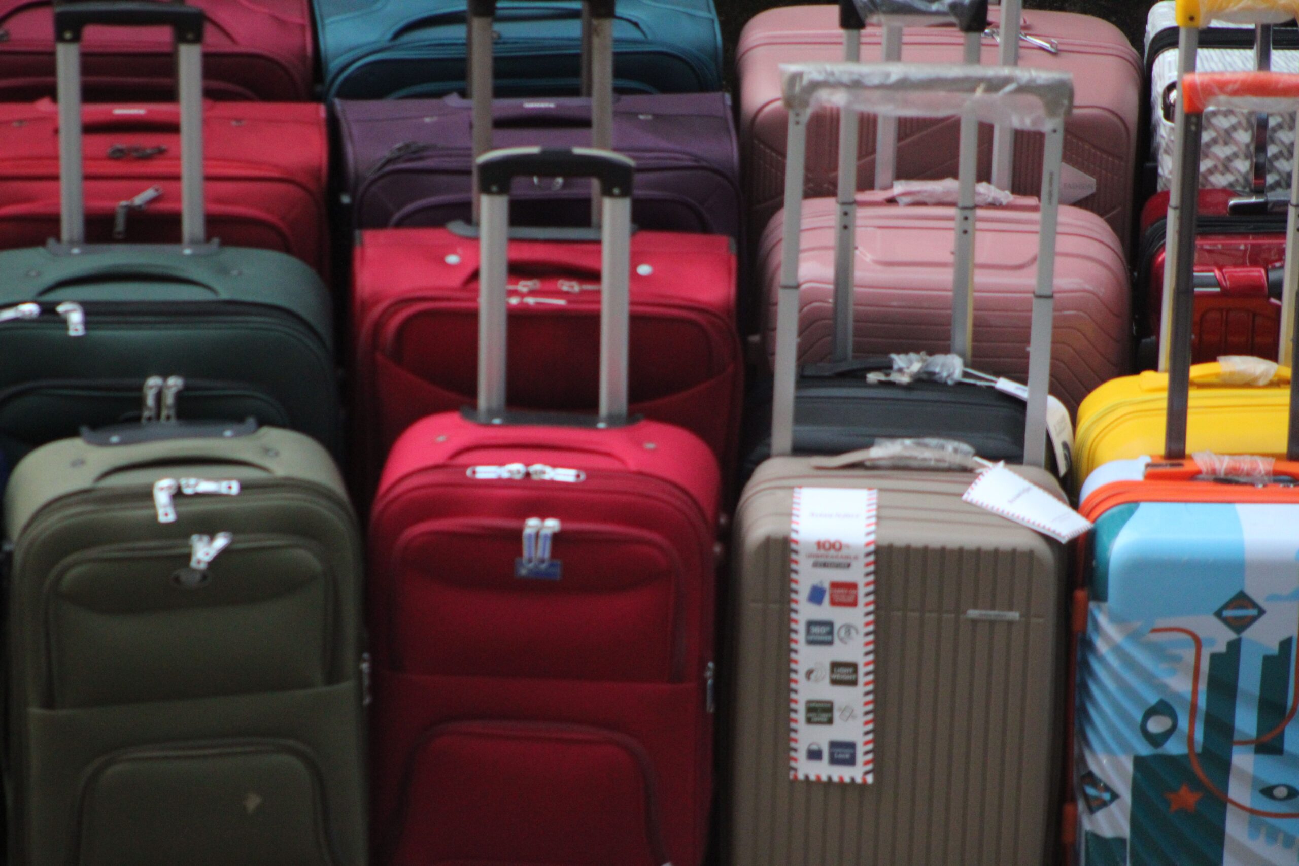 https://www.pexels.com/it-it/foto/valigie-colorate-impilate-in-un-ambiente-da-viaggio-34629931/