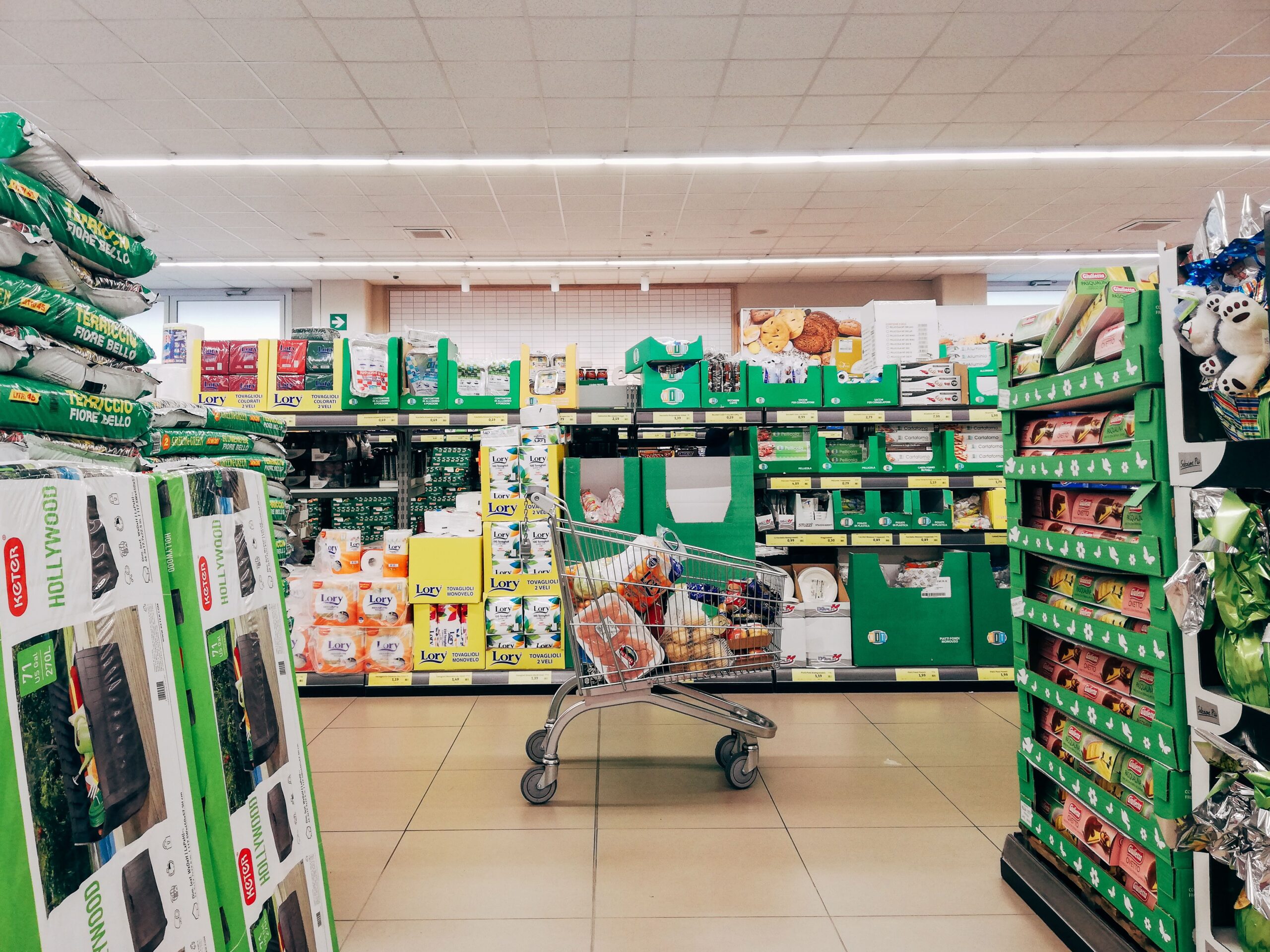 https://www.pexels.com/it-it/foto/shopping-supermarket-supermercato-negozio-4124939/