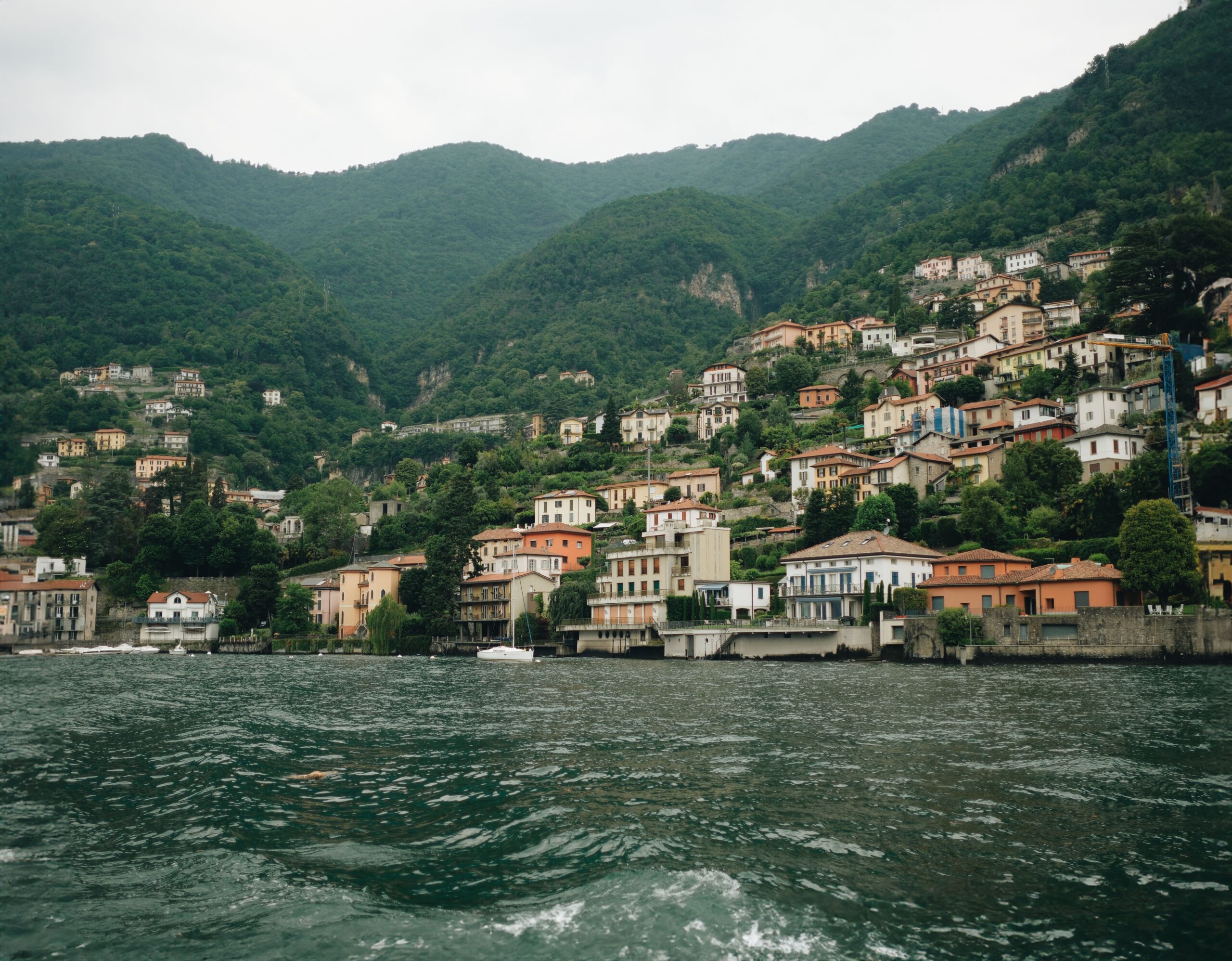 https://www.pexels.com/it-it/foto/mare-citta-paesaggio-acqua-28267158/