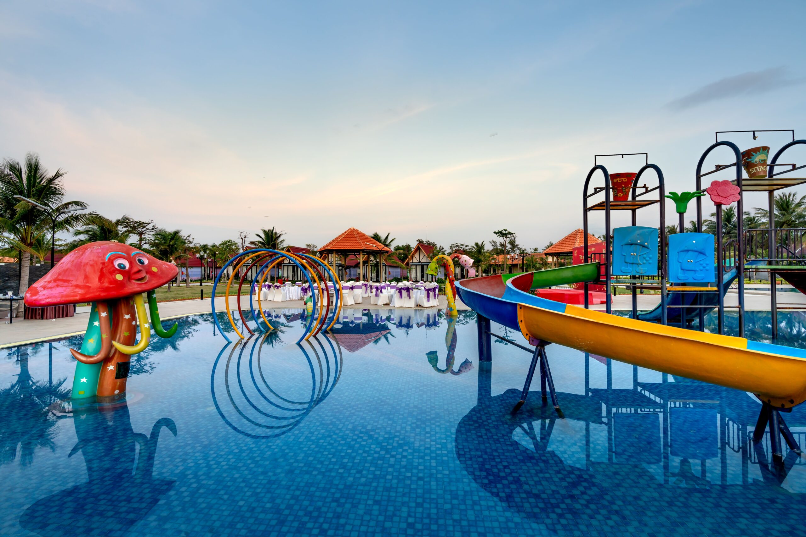 https://www.pexels.com/it-it/foto/acqua-parco-divertimenti-riflesso-colore-13760406/