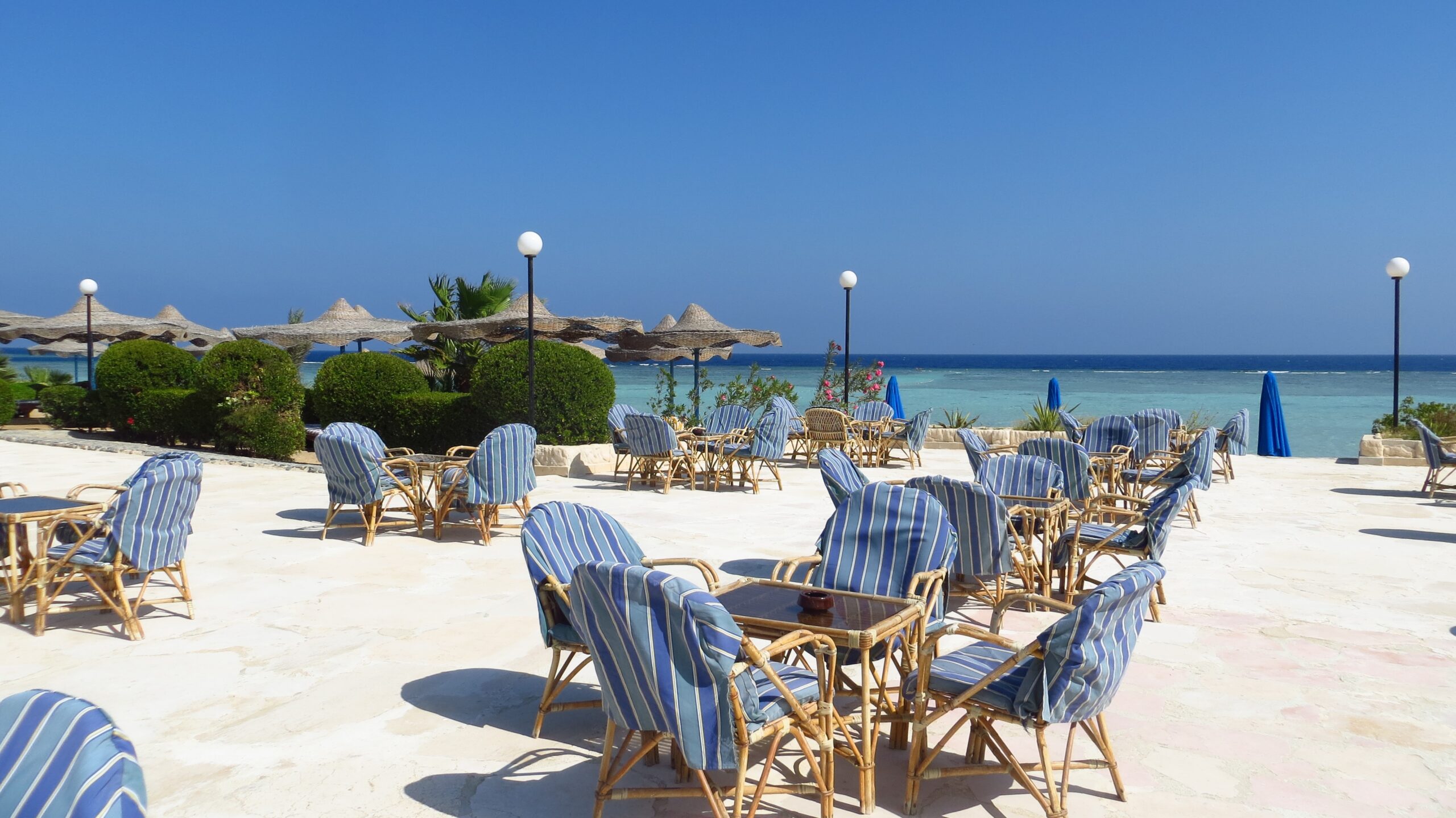 https://pixabay.com/it/photos/hotel-mare-tavoli-ombrelli-vacanze-2128577/